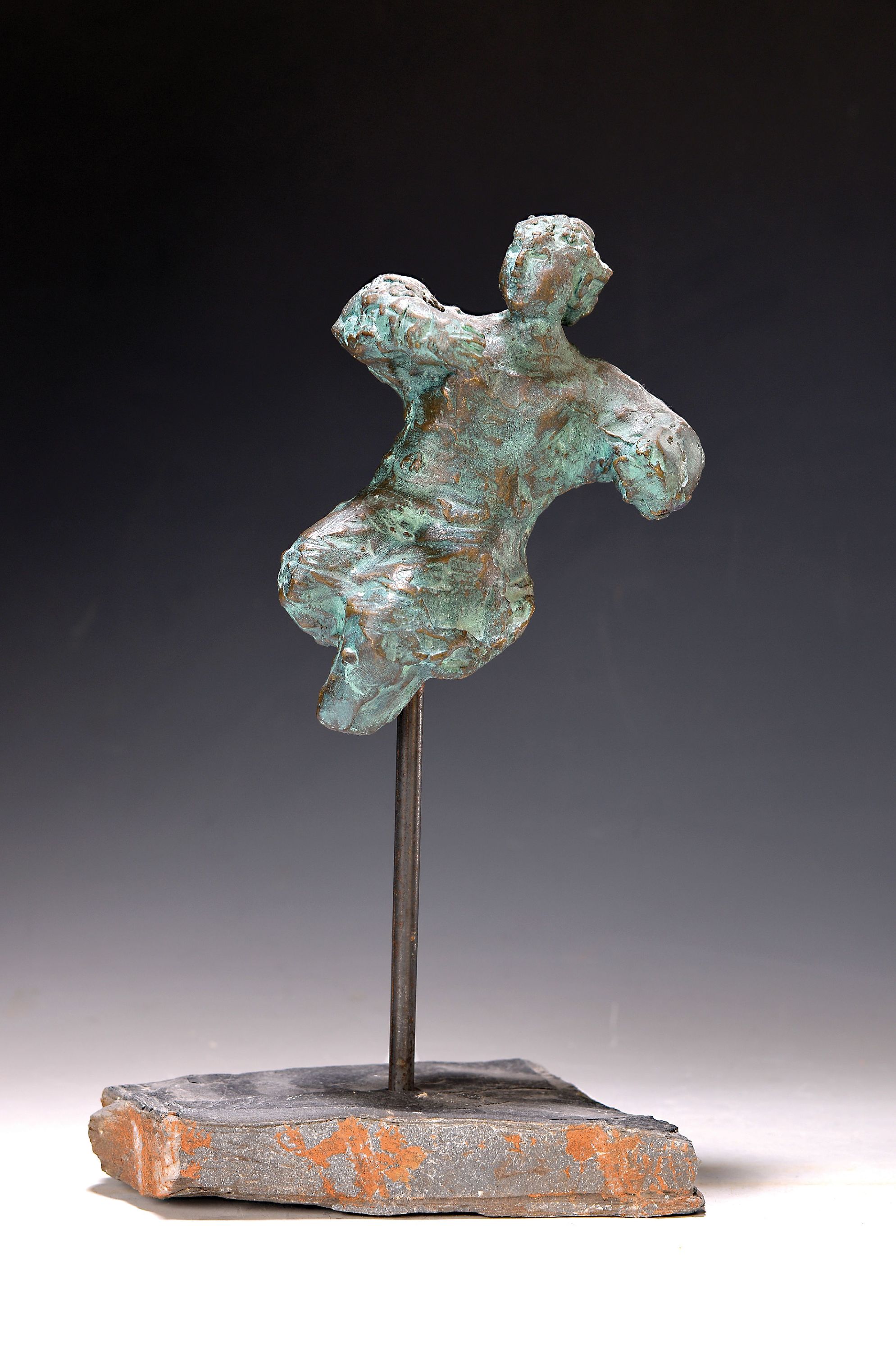Christiane Maether, 1941 Berlin-2024 Mannheim, Frauengestalt, Bronzeguß, sign. und dat. 2001, Steinsockel, Gesamth. ca. 31cm