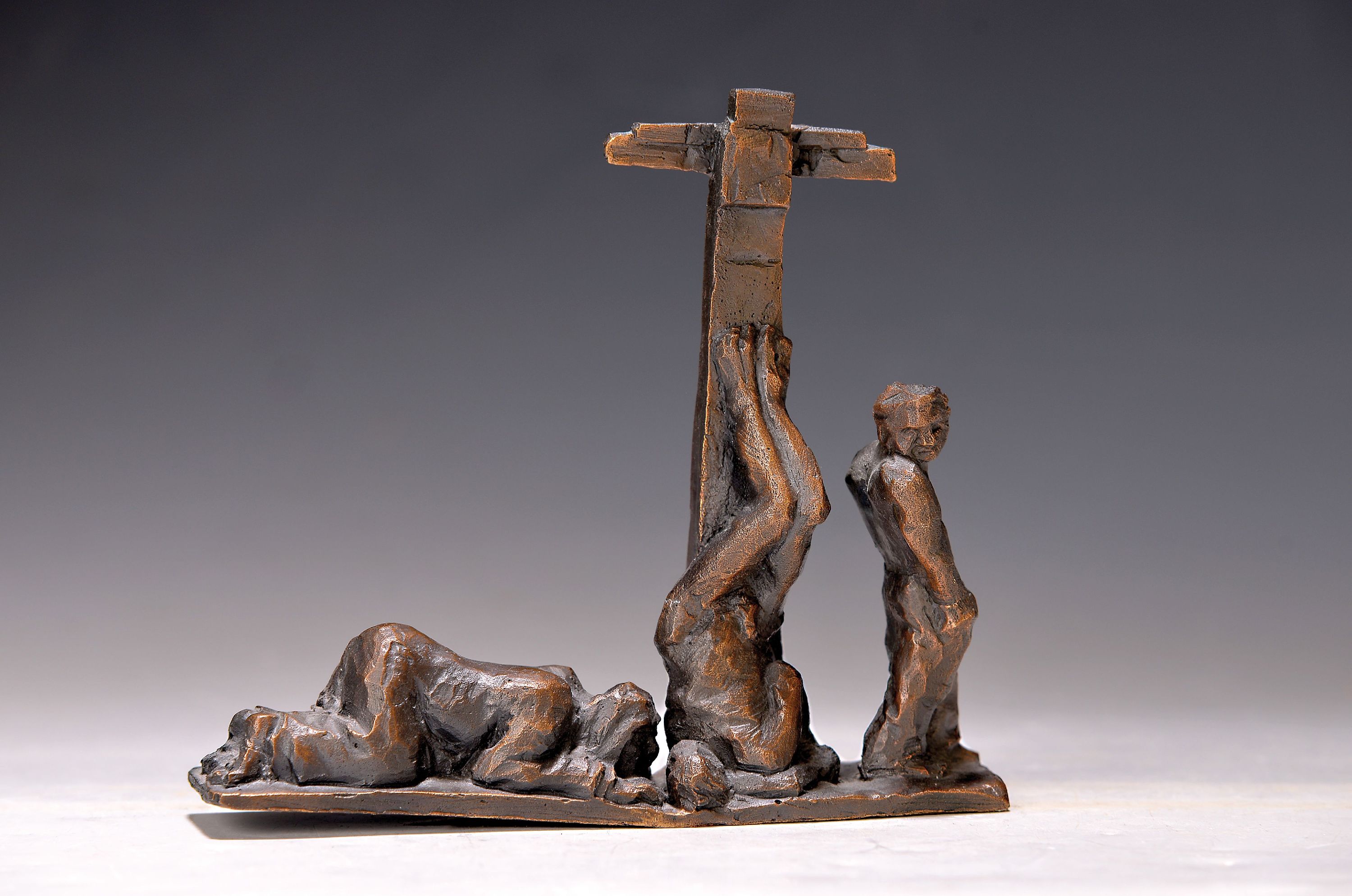 Volker Krebs, geb. 1952 Bad Dürkheim, Drei Figuren mit Kreuz, Bronzeskulptur, monogr. und num. 31/49, dat. 08, H. ca. 13.5cm