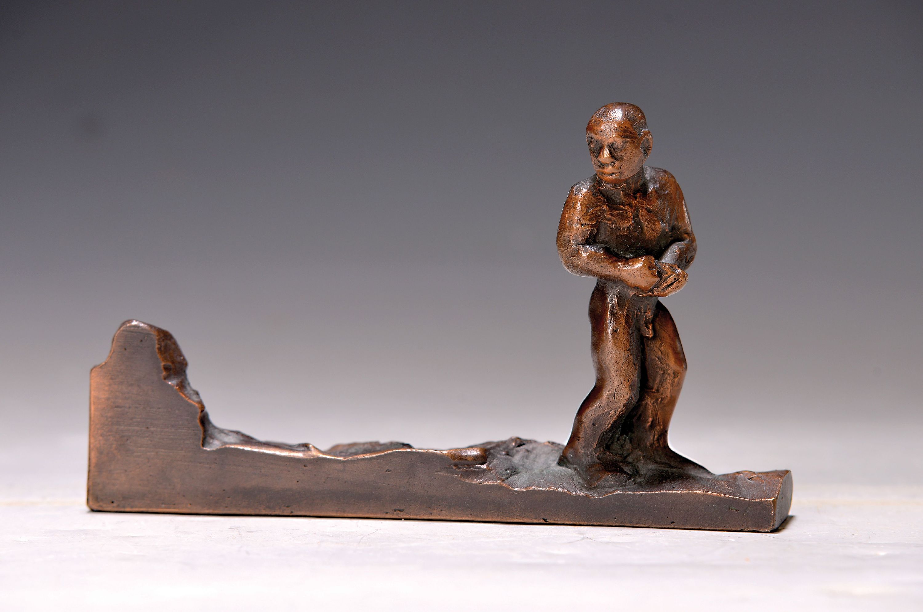Detail k: Volker Krebs, geb. 1952 Bad Dürkheim, stehender, sich umdrehender männlicher Akt, Bronze, monogr., dat. 96, num. 17/20, H. ca. 9cm, L. ca. 15cm, ...