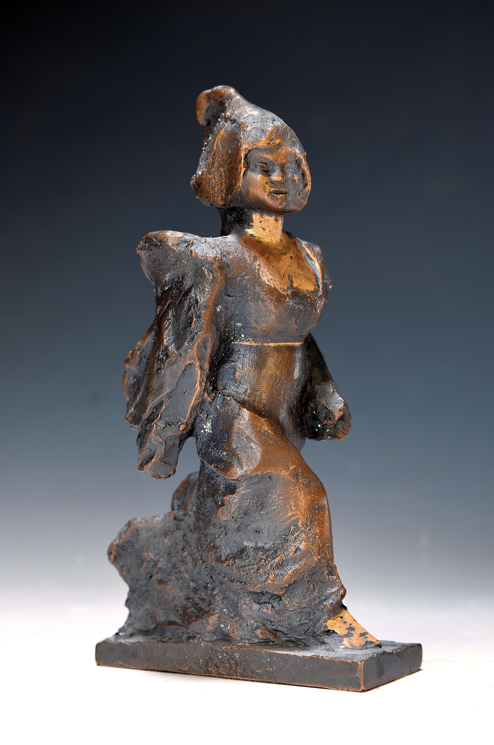 Volker Krebs, geb. 1952 Bad Dürkheim, schreitende Frau mit wehendem Gewand, Bronze, monogr. VK und num. 11/12, H. ca. 21cm, Studium an der Akademie ...