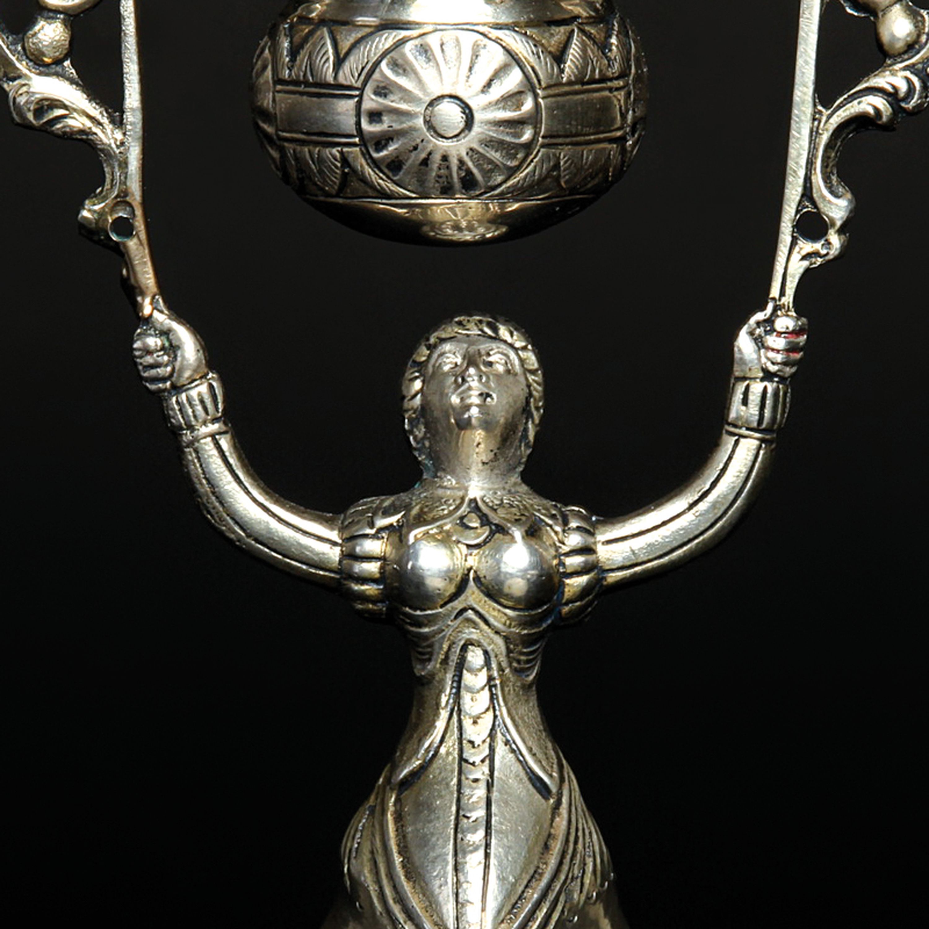 Detail a: Brautbecher nach Vorbild des 18.Jh., deutsch, um 1900, 800er-Silber, fragmentarische Vergoldung, punziert, H. 20cm, ca. 264g