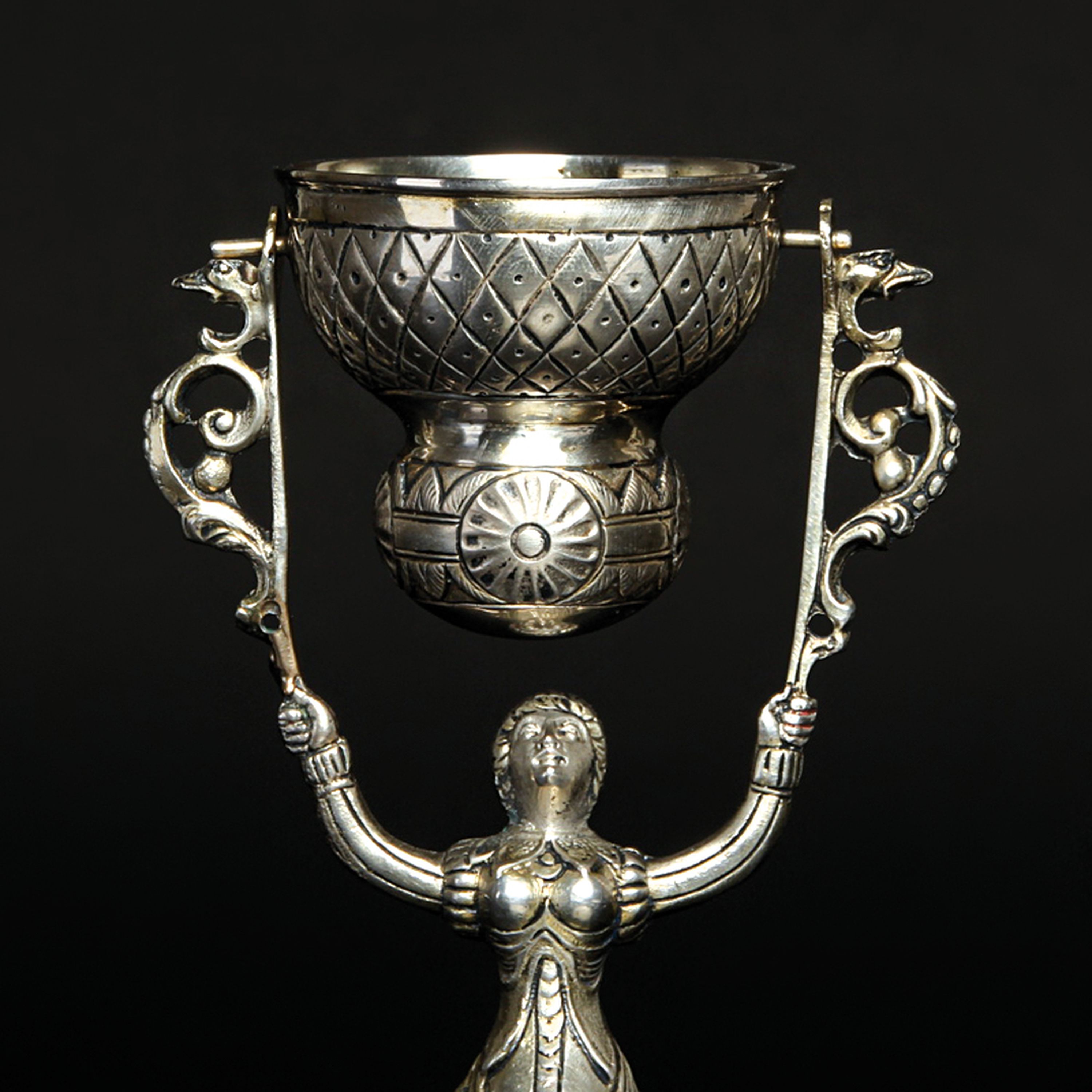 Detail b: Brautbecher nach Vorbild des 18.Jh., deutsch, um 1900, 800er-Silber, fragmentarische Vergoldung, punziert, H. 20cm, ca. 264g