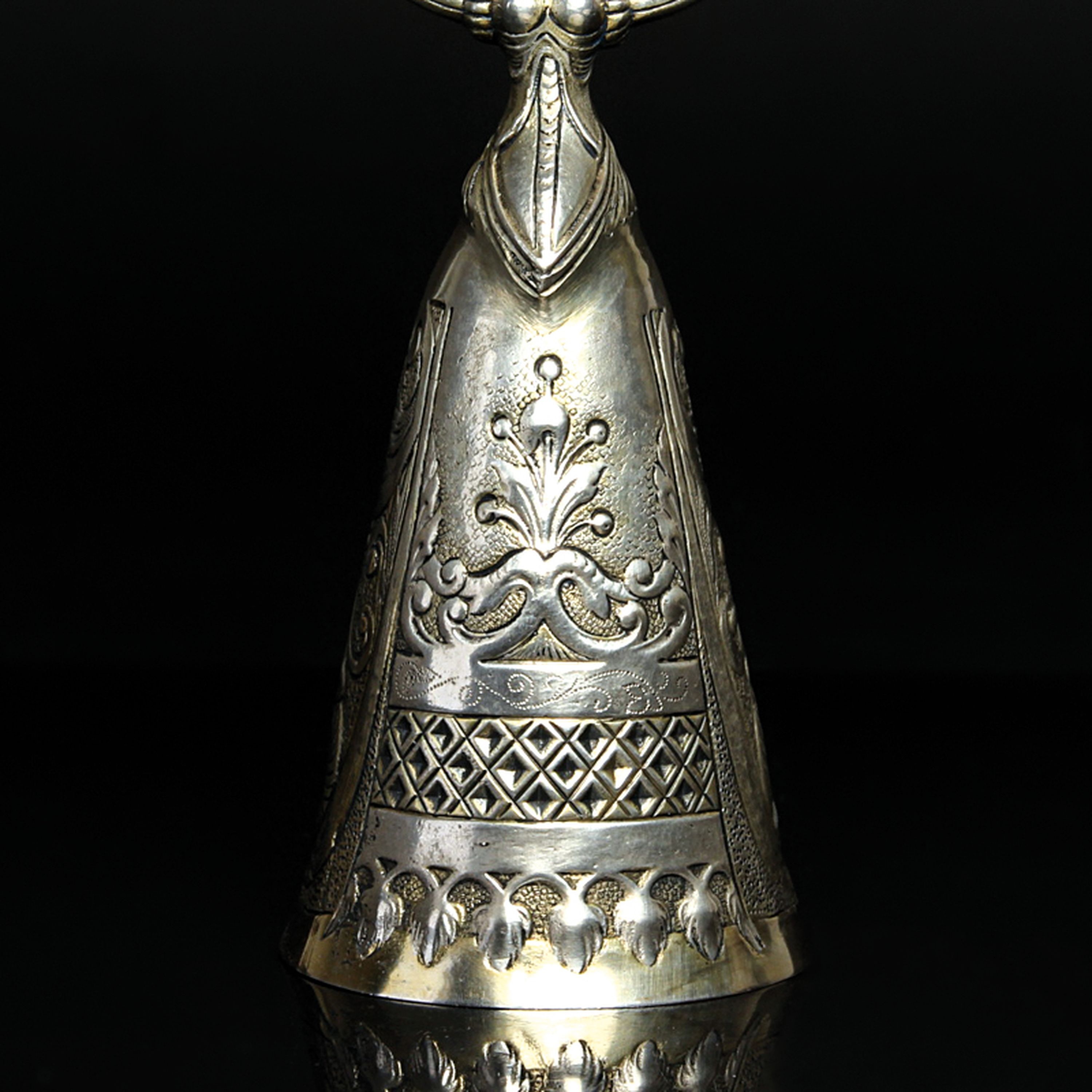 Detail c: Brautbecher nach Vorbild des 18.Jh., deutsch, um 1900, 800er-Silber, fragmentarische Vergoldung, punziert, H. 20cm, ca. 264g
