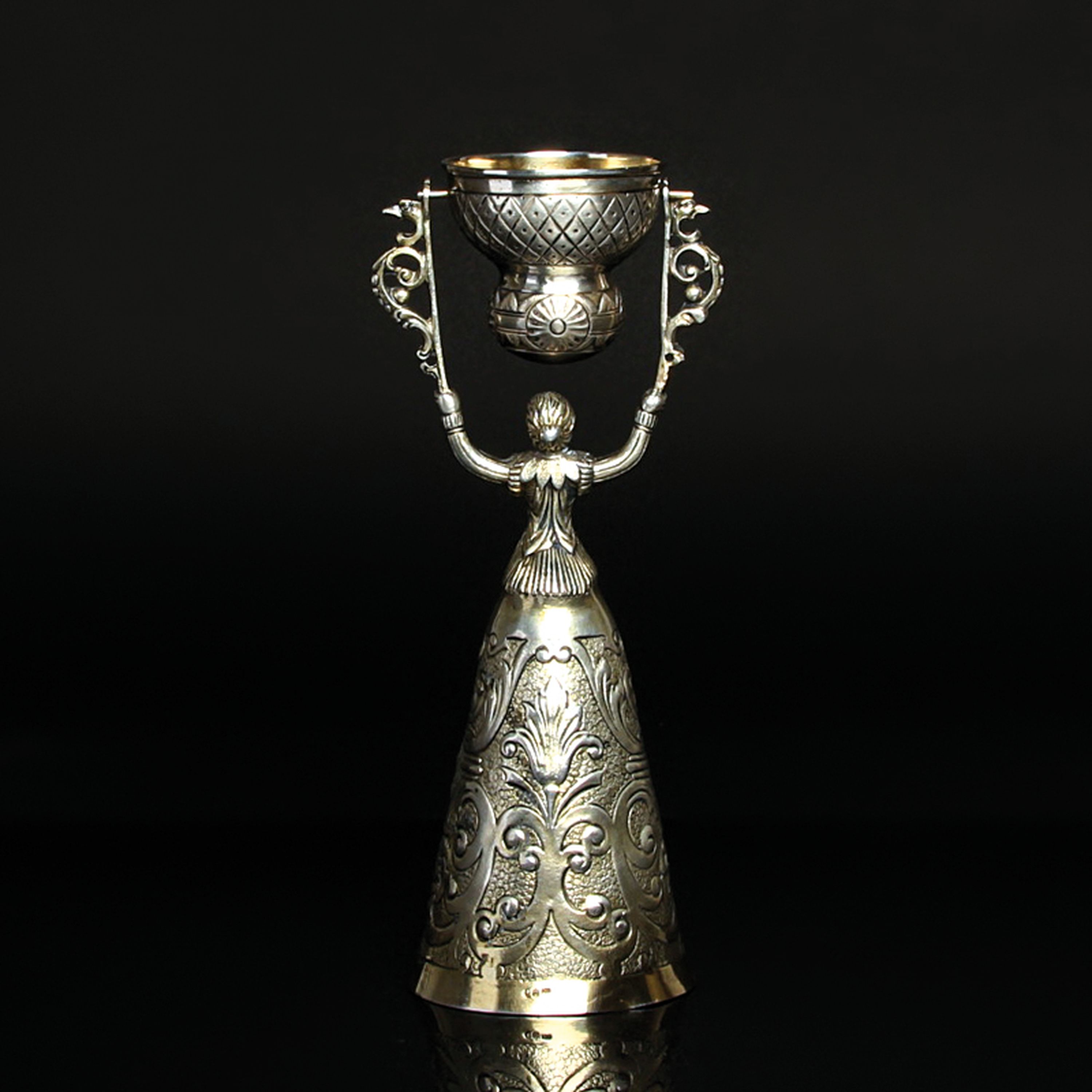 Detail d: Brautbecher nach Vorbild des 18.Jh., deutsch, um 1900, 800er-Silber, fragmentarische Vergoldung, punziert, H. 20cm, ca. 264g