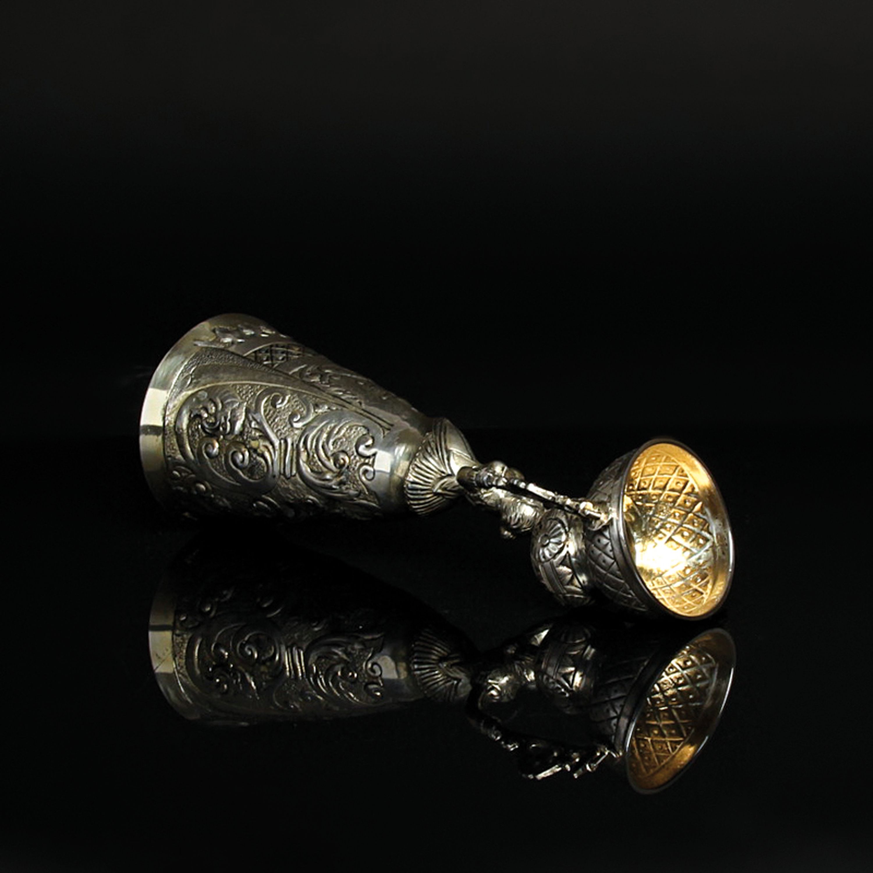 Detail e: Brautbecher nach Vorbild des 18.Jh., deutsch, um 1900, 800er-Silber, fragmentarische Vergoldung, punziert, H. 20cm, ca. 264g