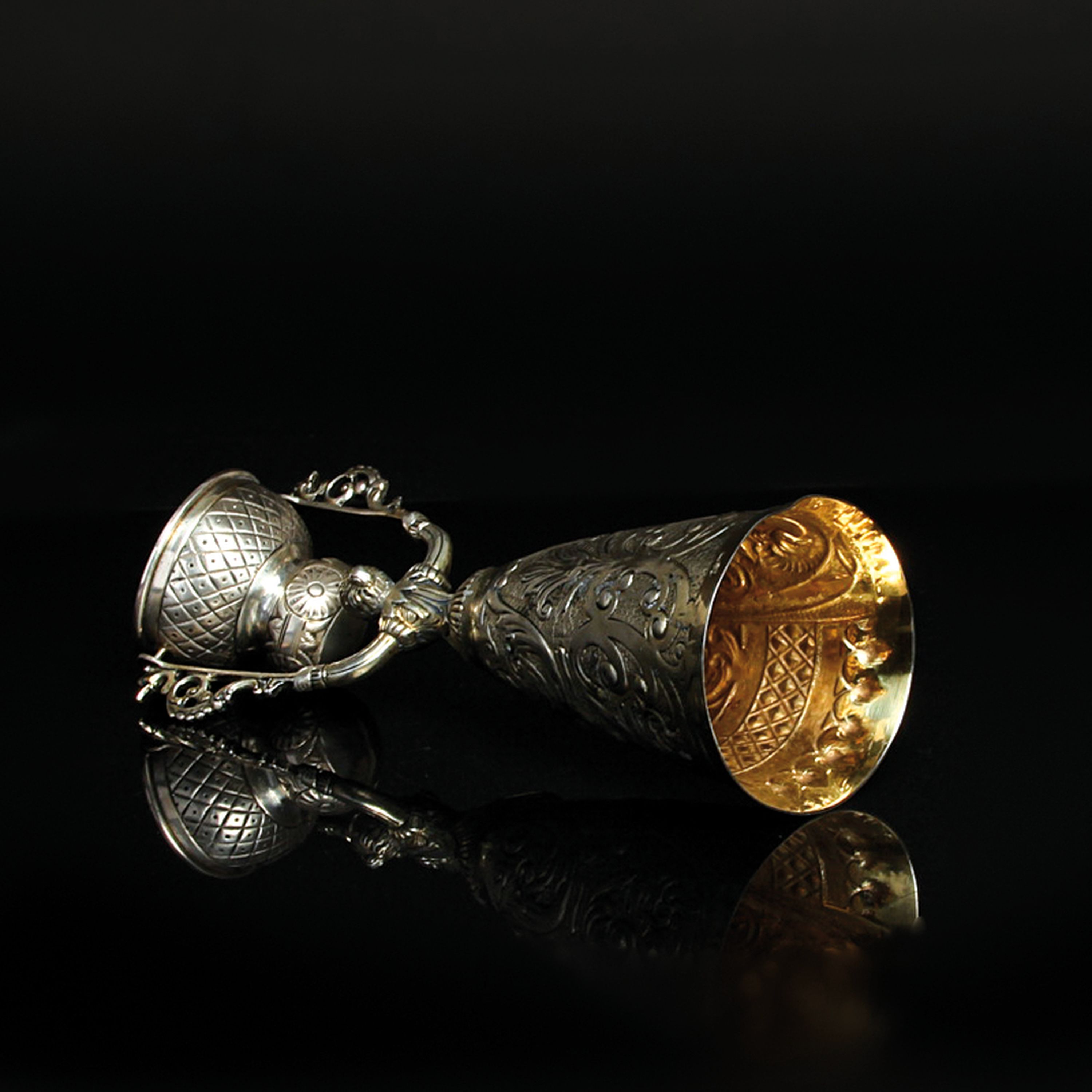 Detail f: Brautbecher nach Vorbild des 18.Jh., deutsch, um 1900, 800er-Silber, fragmentarische Vergoldung, punziert, H. 20cm, ca. 264g