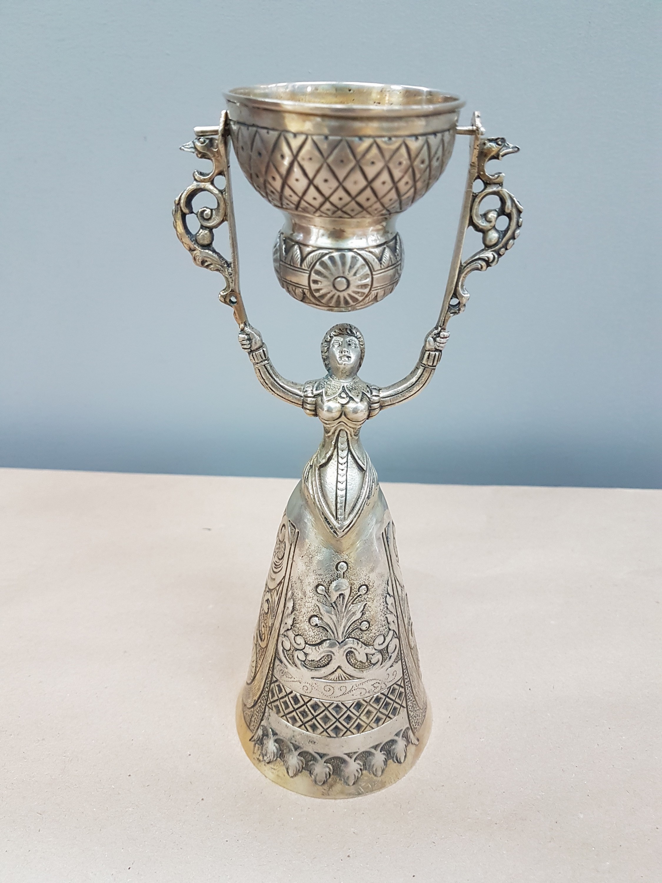 Detail h: Brautbecher nach Vorbild des 18.Jh., deutsch, um 1900, 800er-Silber, fragmentarische Vergoldung, punziert, H. 20cm, ca. 264g