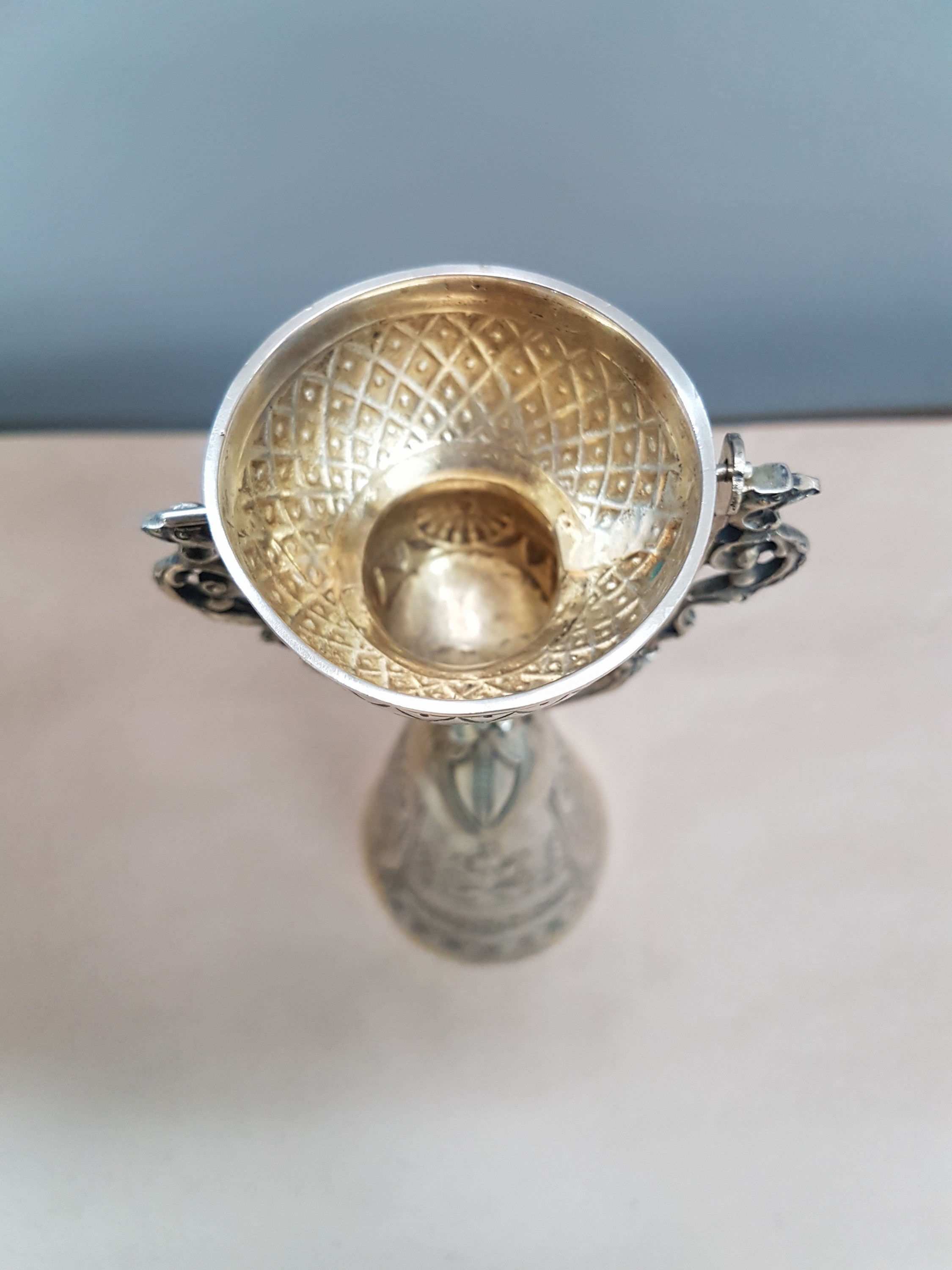 Detail l: Brautbecher nach Vorbild des 18.Jh., deutsch, um 1900, 800er-Silber, fragmentarische Vergoldung, punziert, H. 20cm, ca. 264g