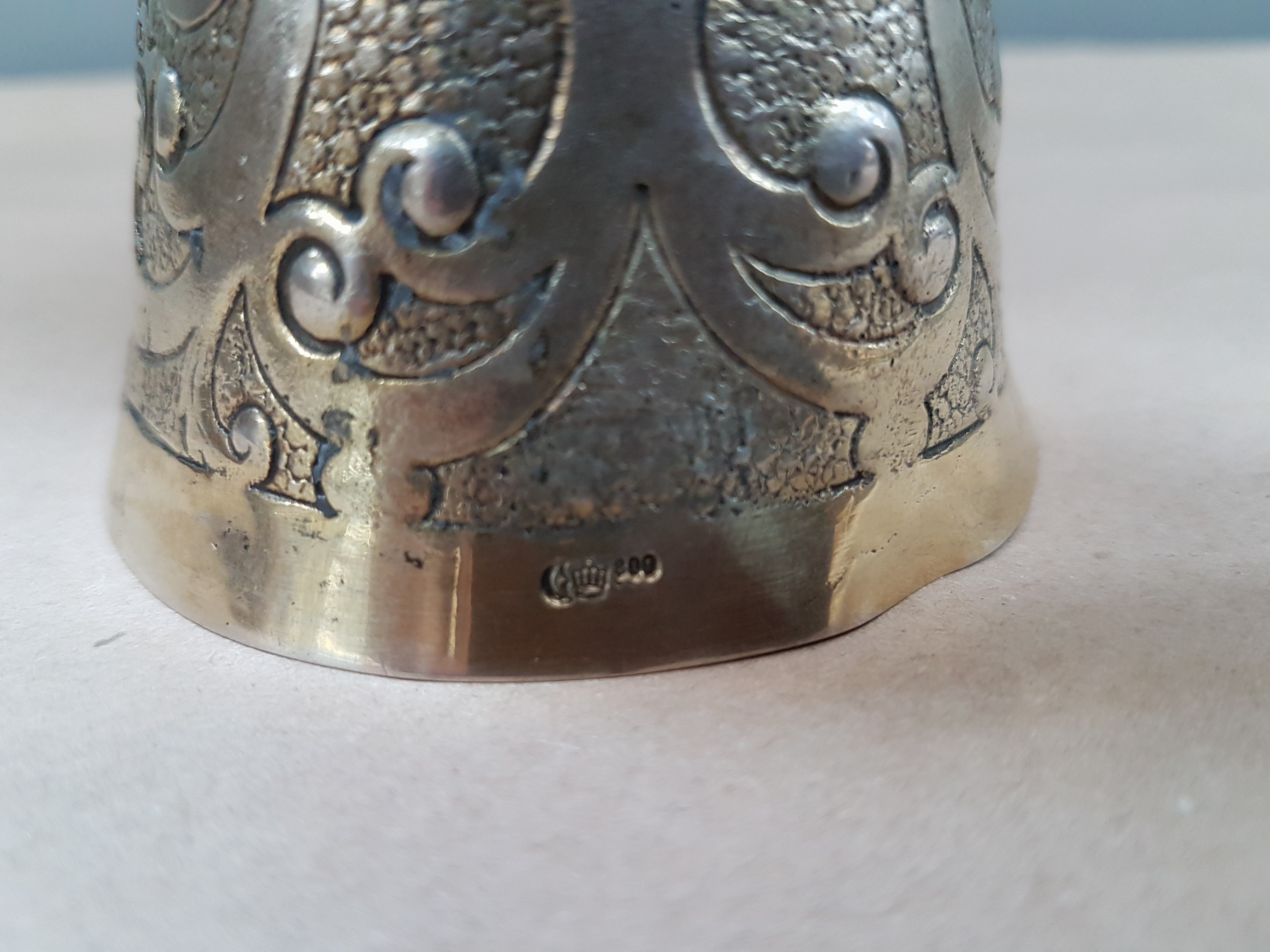 Detail n: Brautbecher nach Vorbild des 18.Jh., deutsch, um 1900, 800er-Silber, fragmentarische Vergoldung, punziert, H. 20cm, ca. 264g