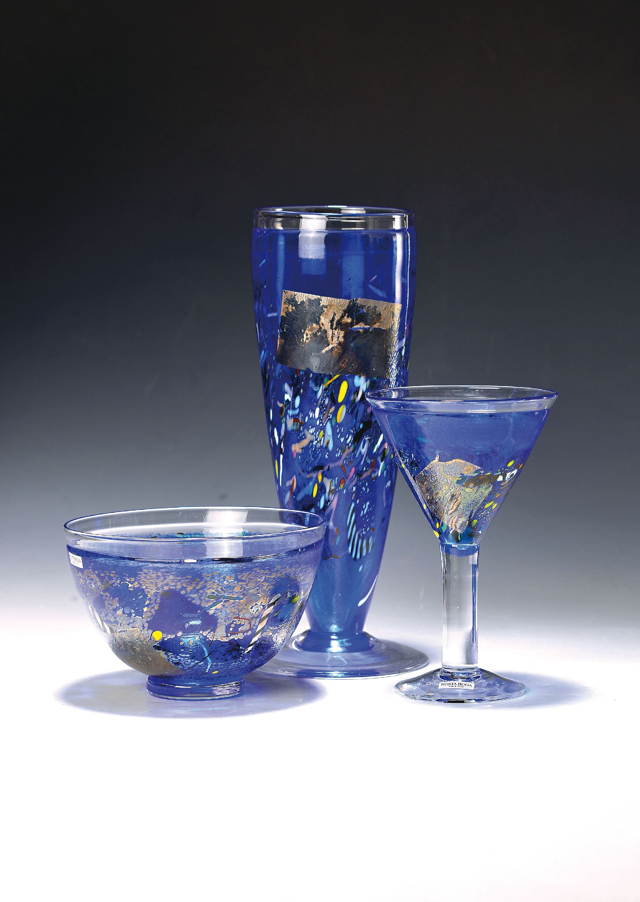 Drei Studiogläser, Kosta Boda Schweden, farbloses Glas partiell blau eingepudert, mit eingeschmolzenen bunten Glasteilen und Silberfolie, Schale H. ...