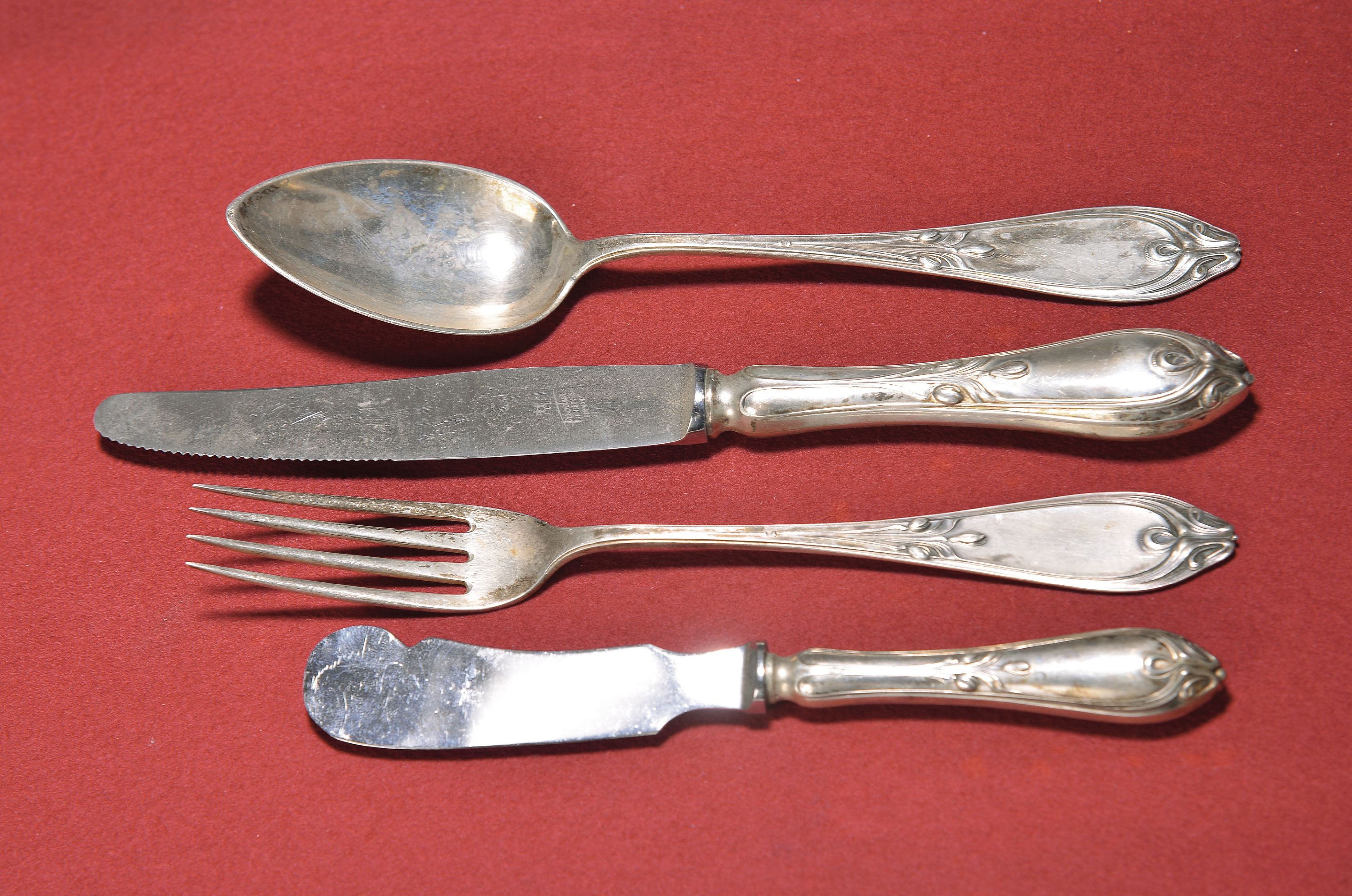 Silberbesteck für 12 Personen, R. Osswald, deutsch, Anfang 20.Jh., 800er-Silber, 13 Menügabeln, 12 Menümesser, 11 Menülöffel, 3 Vorlegelöffel, ...