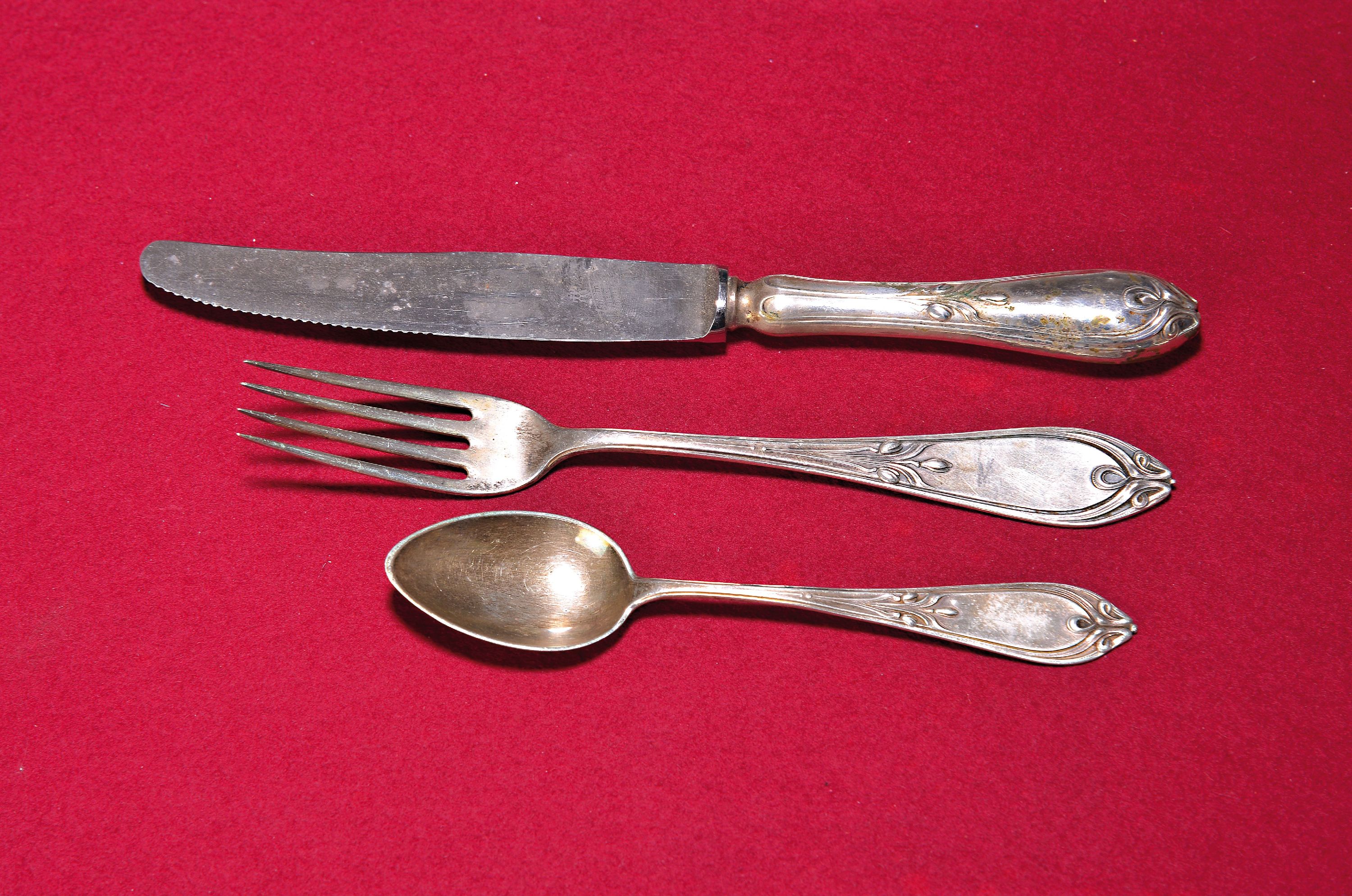 Detail a: Silberbesteck für 12 Personen, R. Osswald, deutsch, Anfang 20.Jh., 800er-Silber, 13 Menügabeln, 12 Menümesser, 11 Menülöffel, 3 Vorlegelöffel, ...
