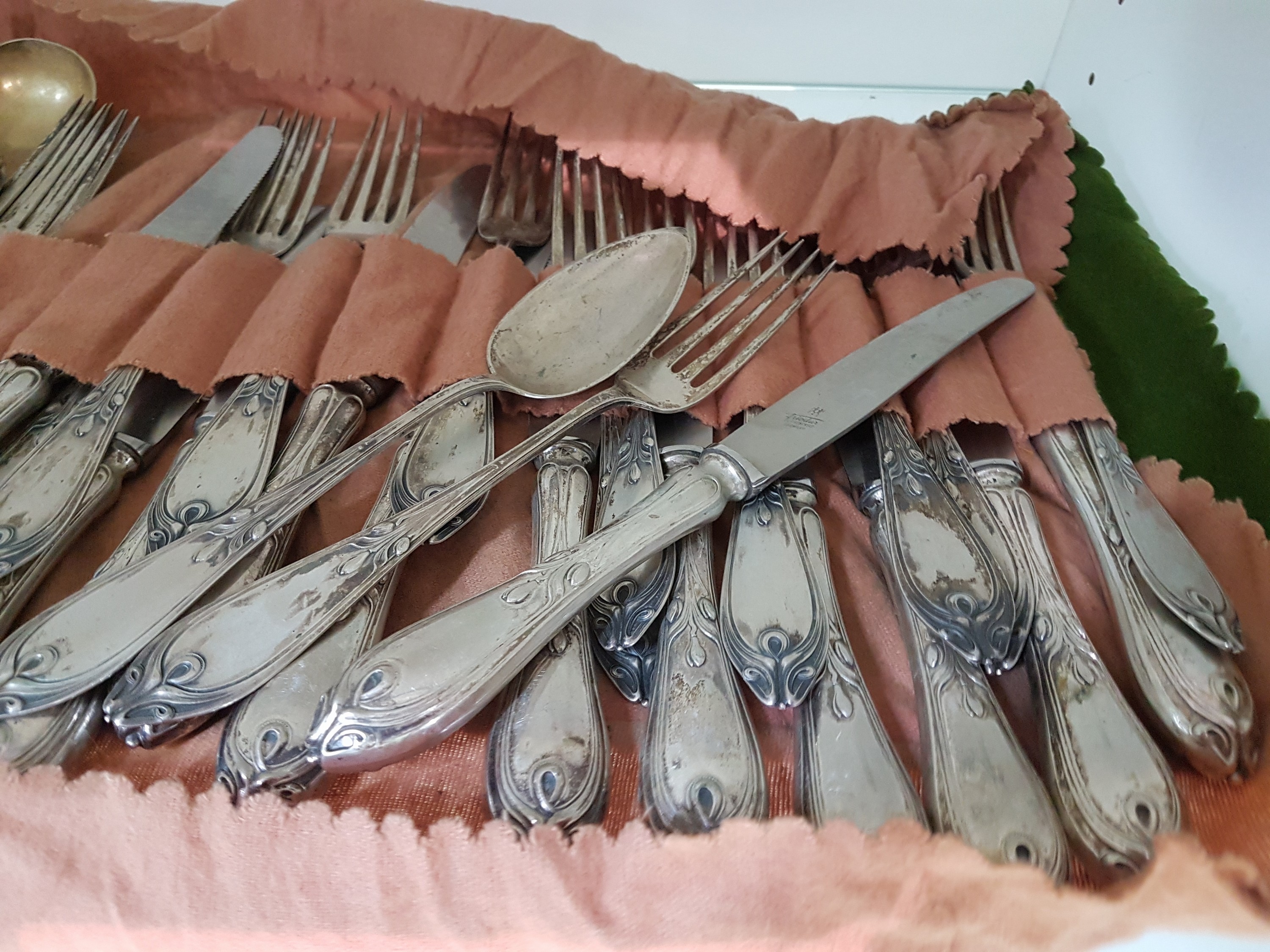 Detail b: Silberbesteck für 12 Personen, R. Osswald, deutsch, Anfang 20.Jh., 800er-Silber, 13 Menügabeln, 12 Menümesser, 11 Menülöffel, 3 Vorlegelöffel, ...
