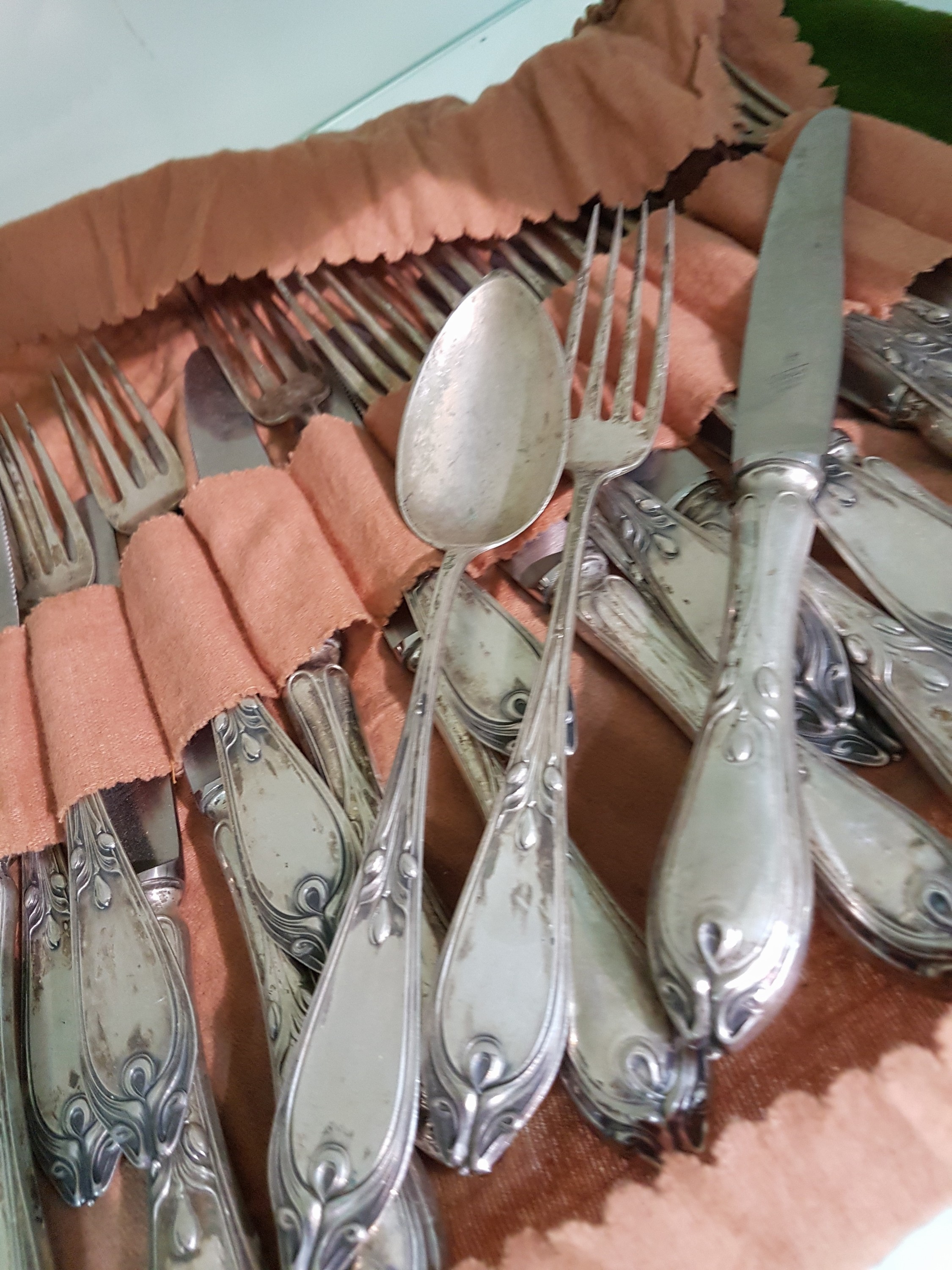 Detail c: Silberbesteck für 12 Personen, R. Osswald, deutsch, Anfang 20.Jh., 800er-Silber, 13 Menügabeln, 12 Menümesser, 11 Menülöffel, 3 Vorlegelöffel, ...