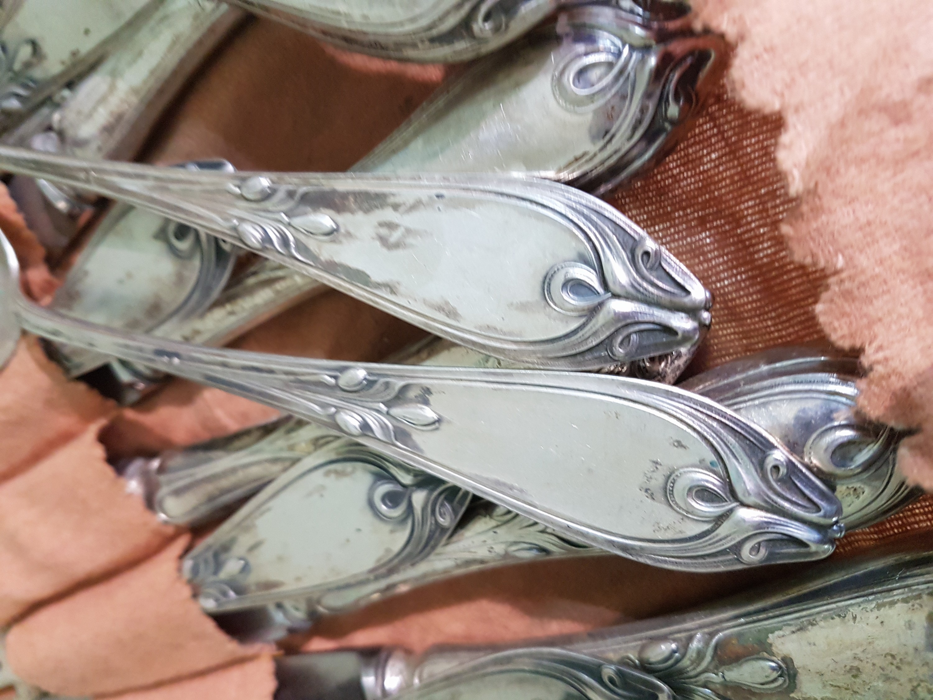 Detail d: Silberbesteck für 12 Personen, R. Osswald, deutsch, Anfang 20.Jh., 800er-Silber, 13 Menügabeln, 12 Menümesser, 11 Menülöffel, 3 Vorlegelöffel, ...