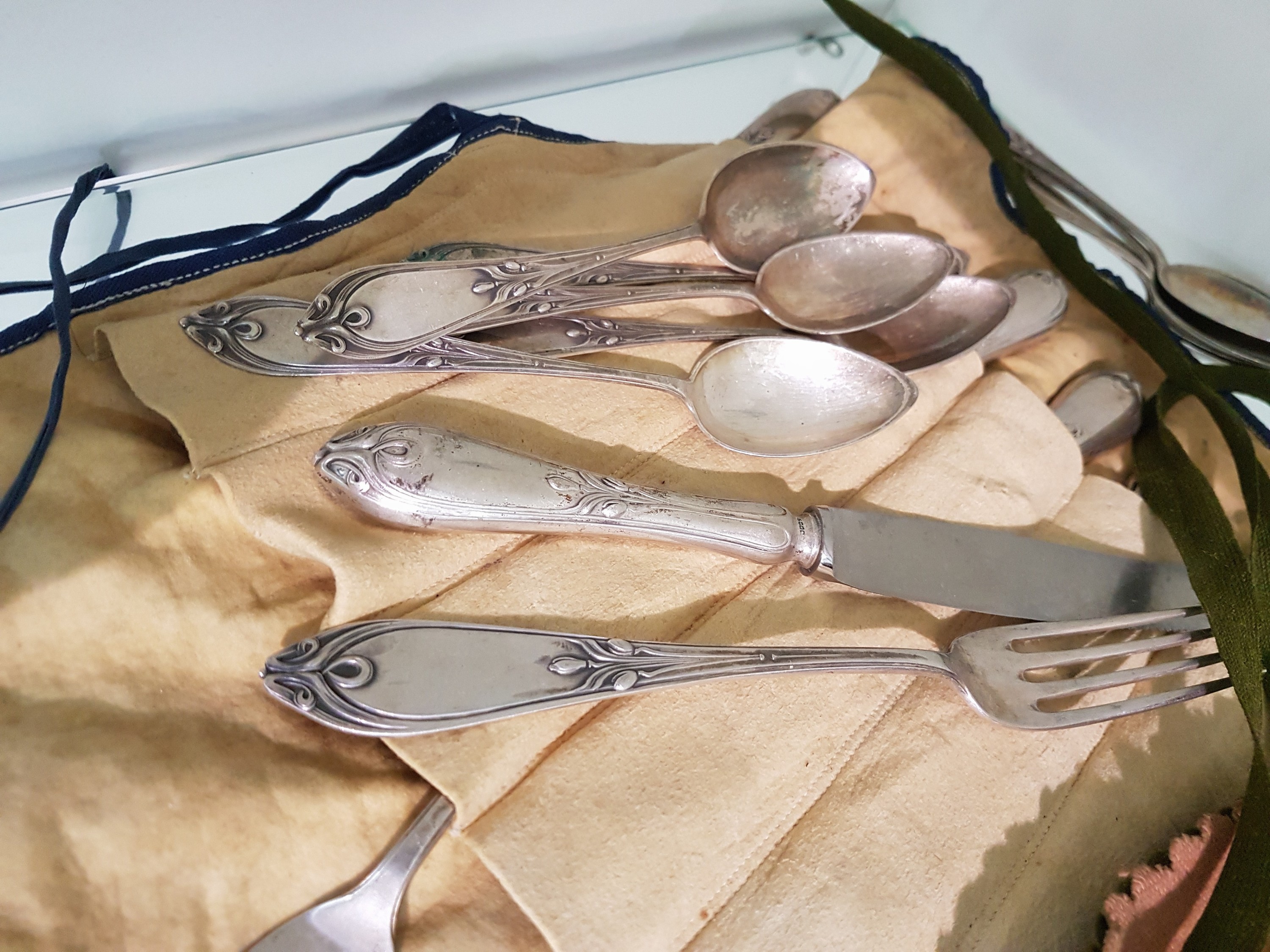 Detail e: Silberbesteck für 12 Personen, R. Osswald, deutsch, Anfang 20.Jh., 800er-Silber, 13 Menügabeln, 12 Menümesser, 11 Menülöffel, 3 Vorlegelöffel, ...