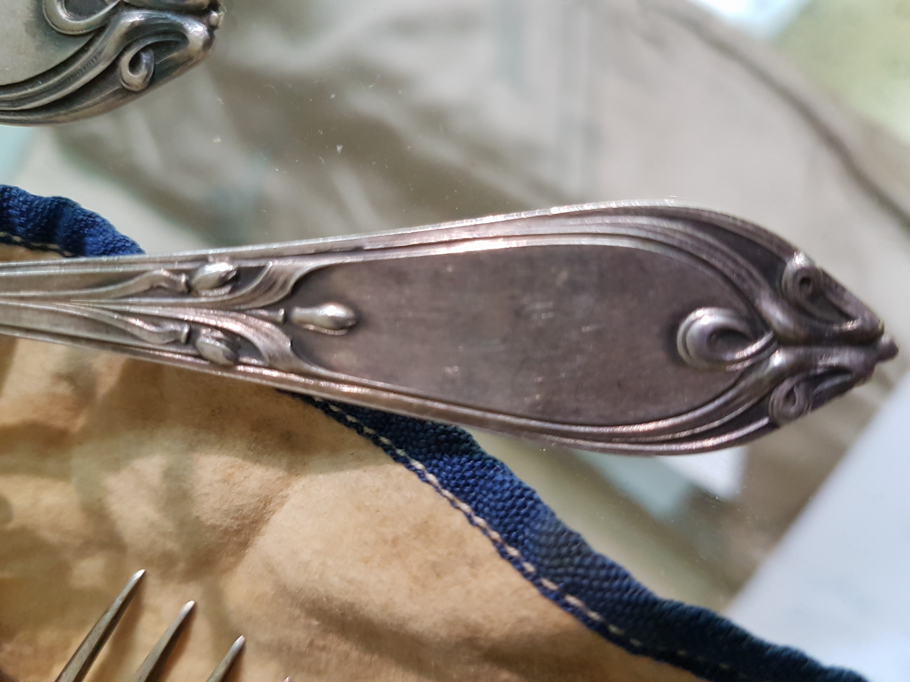 Detail g: Silberbesteck für 12 Personen, R. Osswald, deutsch, Anfang 20.Jh., 800er-Silber, 13 Menügabeln, 12 Menümesser, 11 Menülöffel, 3 Vorlegelöffel, ...