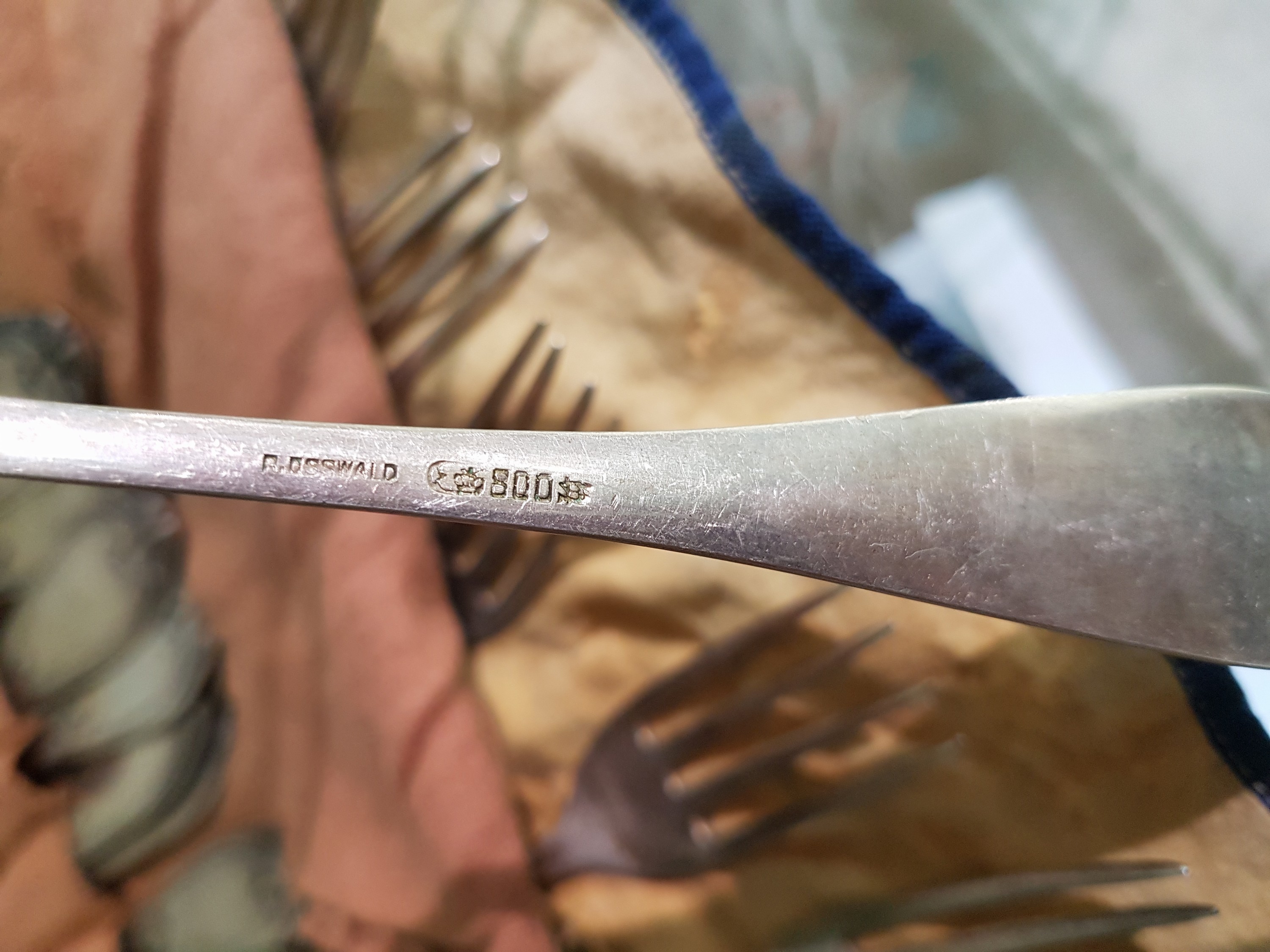 Detail h: Silberbesteck für 12 Personen, R. Osswald, deutsch, Anfang 20.Jh., 800er-Silber, 13 Menügabeln, 12 Menümesser, 11 Menülöffel, 3 Vorlegelöffel, ...