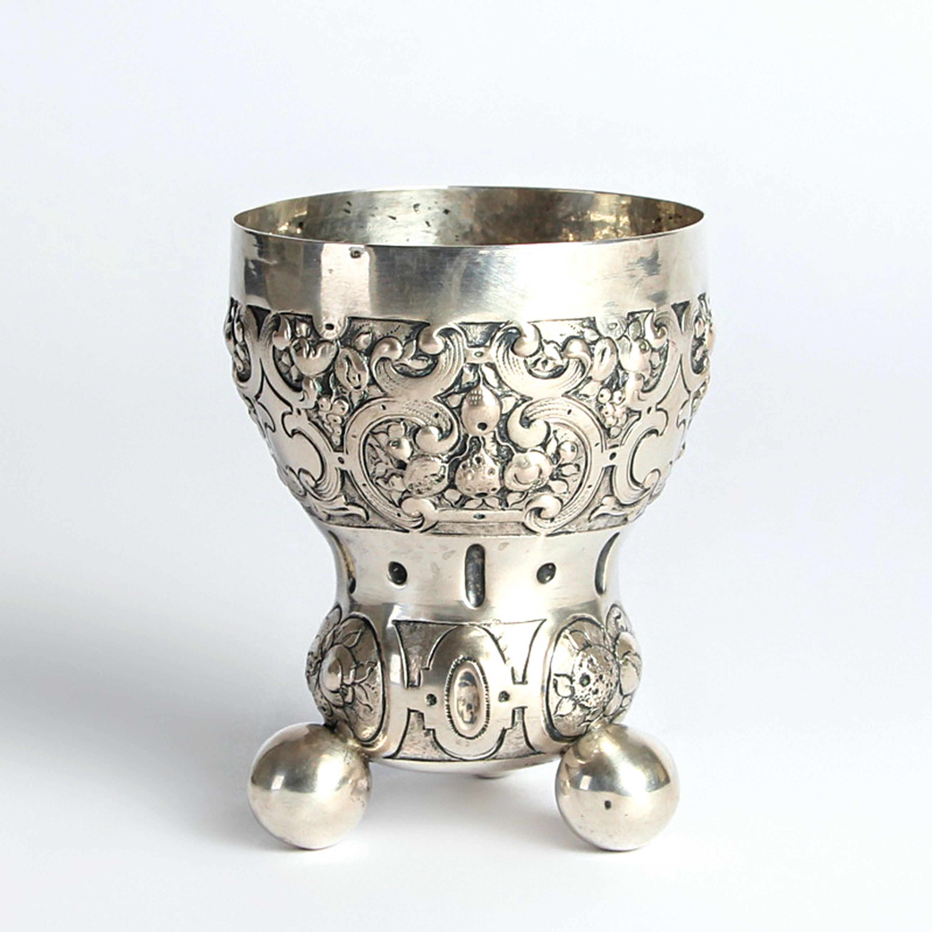 Kugelfußbecher, Nürnberg, 18.Jh., 13 Lot Silber, Dekor mit Rollwerk und Früchten, auf drei großen Kugelfüßen, 119g, H. 10 cm, Meistermarke N
