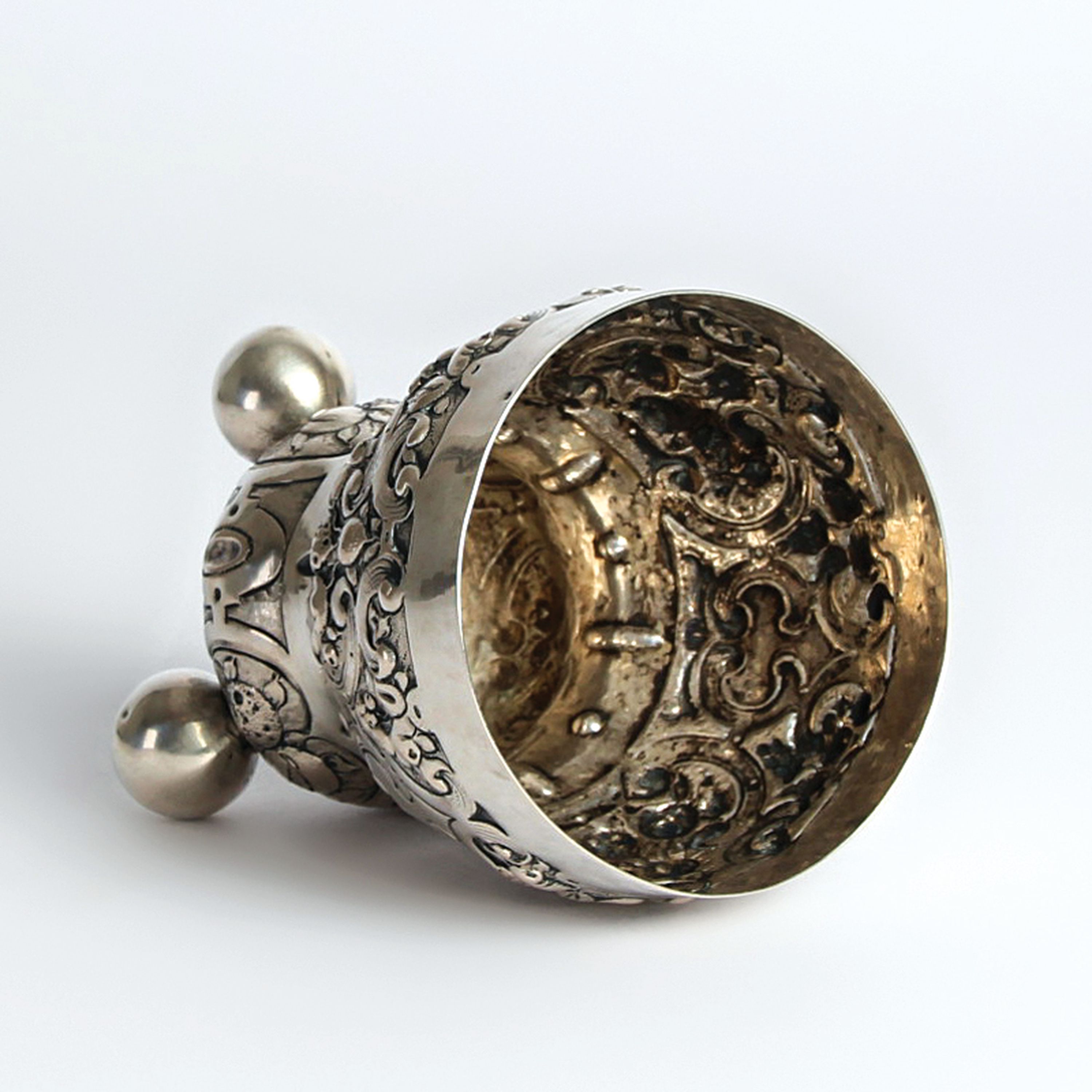 Detail d: Kugelfußbecher, Nürnberg, 18.Jh., 13 Lot Silber, Dekor mit Rollwerk und Früchten, auf drei großen Kugelfüßen, 119g, H. 10 cm, Meistermarke N