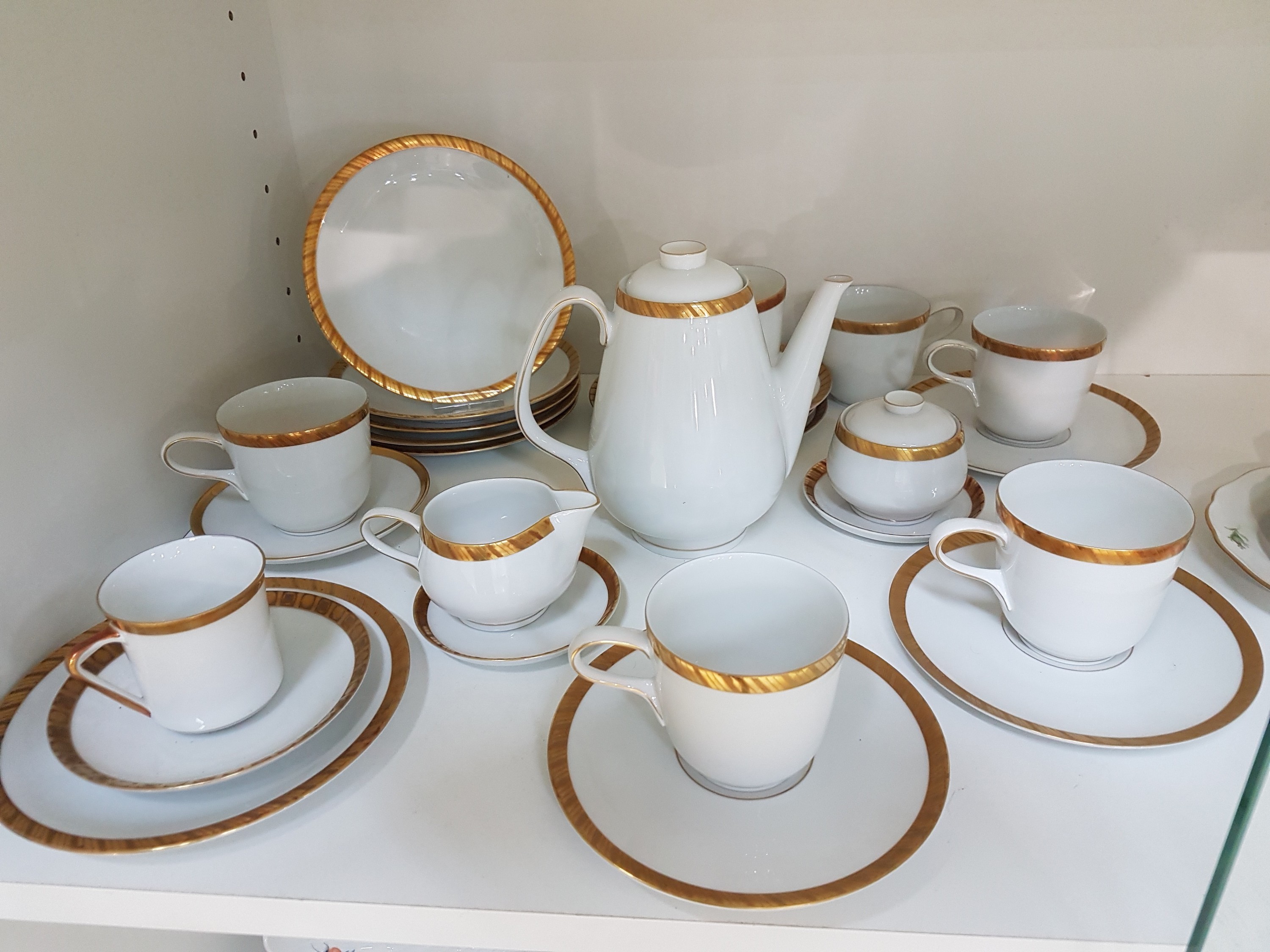 Detail a: Mokkaservice, Rosenthal, Ende 20.Jh., Porzellan, Goldrand, 6 Tassen mit UT, 6 TellerD. 15,5cm, Mokkakanne, Sahnegießer und Zuckerdose mit UT, ...