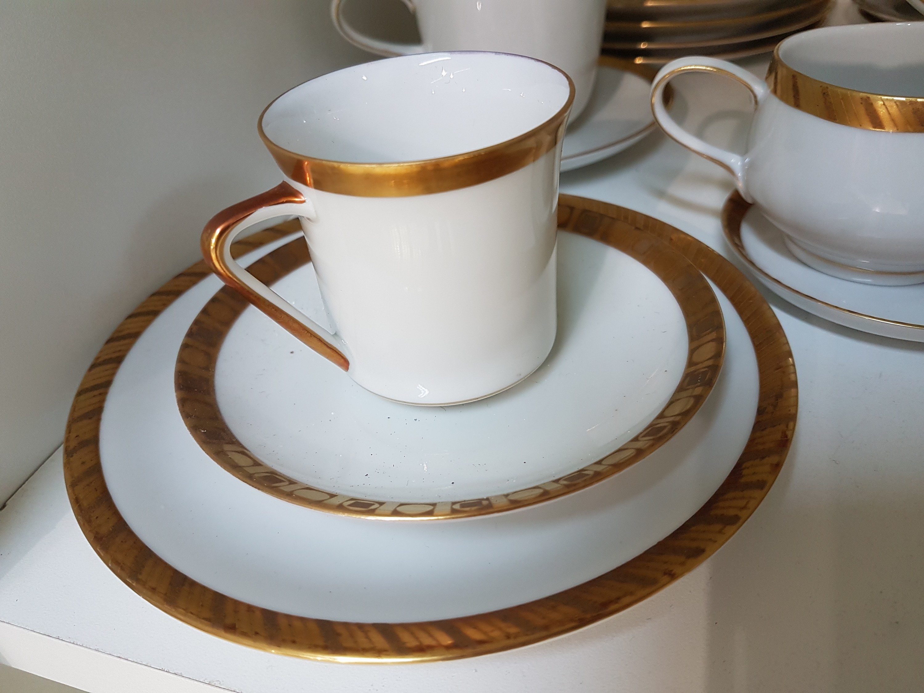 Detail b: Mokkaservice, Rosenthal, Ende 20.Jh., Porzellan, Goldrand, 6 Tassen mit UT, 6 TellerD. 15,5cm, Mokkakanne, Sahnegießer und Zuckerdose mit UT, ...