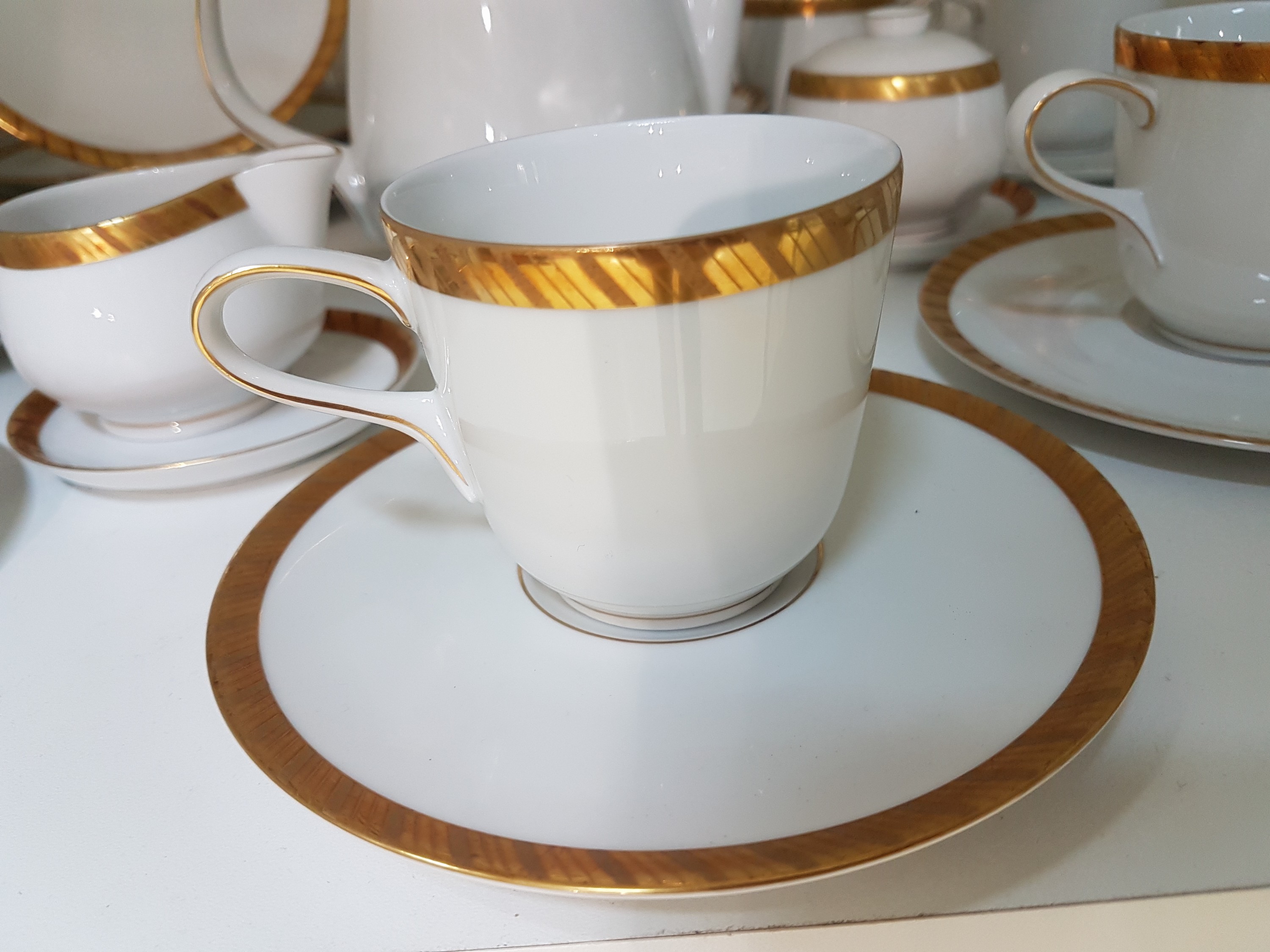Detail c: Mokkaservice, Rosenthal, Ende 20.Jh., Porzellan, Goldrand, 6 Tassen mit UT, 6 TellerD. 15,5cm, Mokkakanne, Sahnegießer und Zuckerdose mit UT, ...