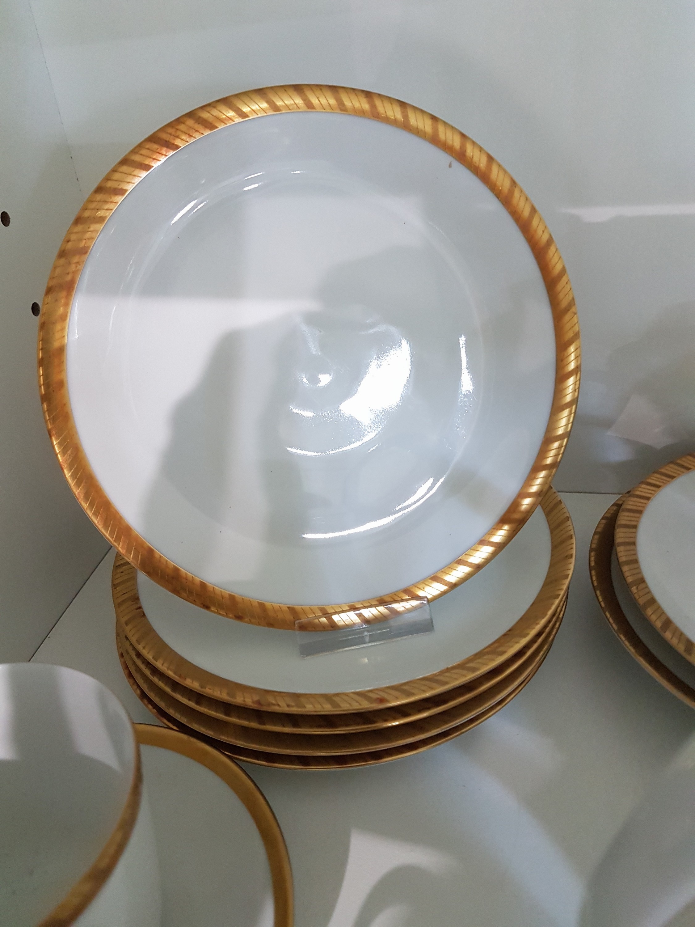 Detail e: Mokkaservice, Rosenthal, Ende 20.Jh., Porzellan, Goldrand, 6 Tassen mit UT, 6 TellerD. 15,5cm, Mokkakanne, Sahnegießer und Zuckerdose mit UT, ...