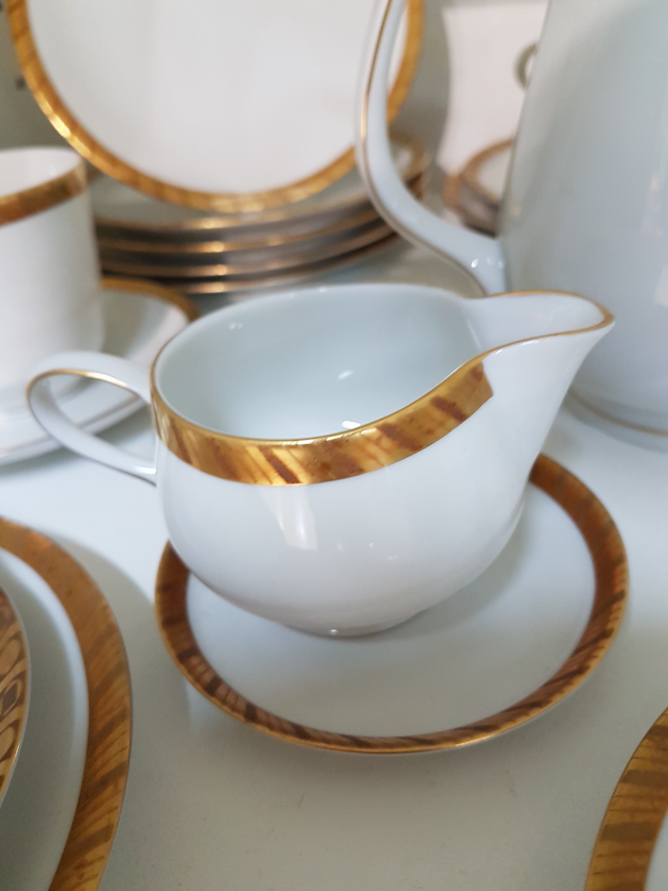 Detail f: Mokkaservice, Rosenthal, Ende 20.Jh., Porzellan, Goldrand, 6 Tassen mit UT, 6 TellerD. 15,5cm, Mokkakanne, Sahnegießer und Zuckerdose mit UT, ...