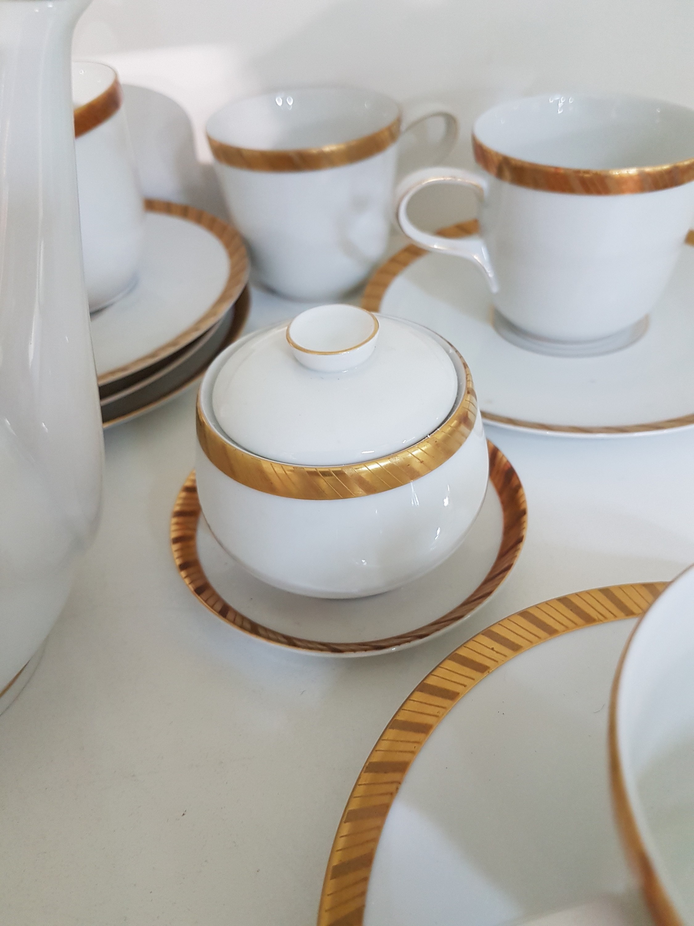 Detail g: Mokkaservice, Rosenthal, Ende 20.Jh., Porzellan, Goldrand, 6 Tassen mit UT, 6 TellerD. 15,5cm, Mokkakanne, Sahnegießer und Zuckerdose mit UT, ...