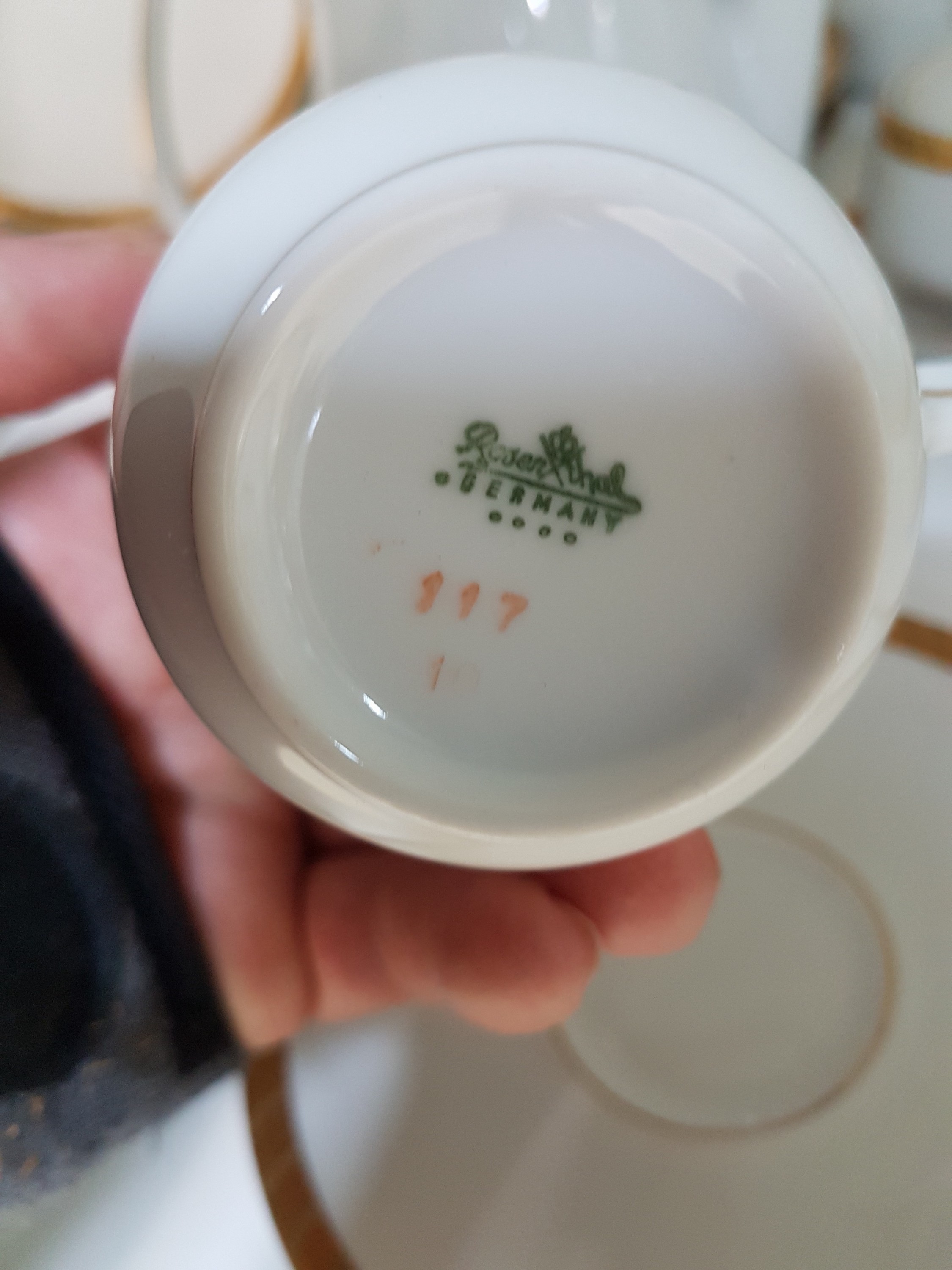 Detail h: Mokkaservice, Rosenthal, Ende 20.Jh., Porzellan, Goldrand, 6 Tassen mit UT, 6 TellerD. 15,5cm, Mokkakanne, Sahnegießer und Zuckerdose mit UT, ...