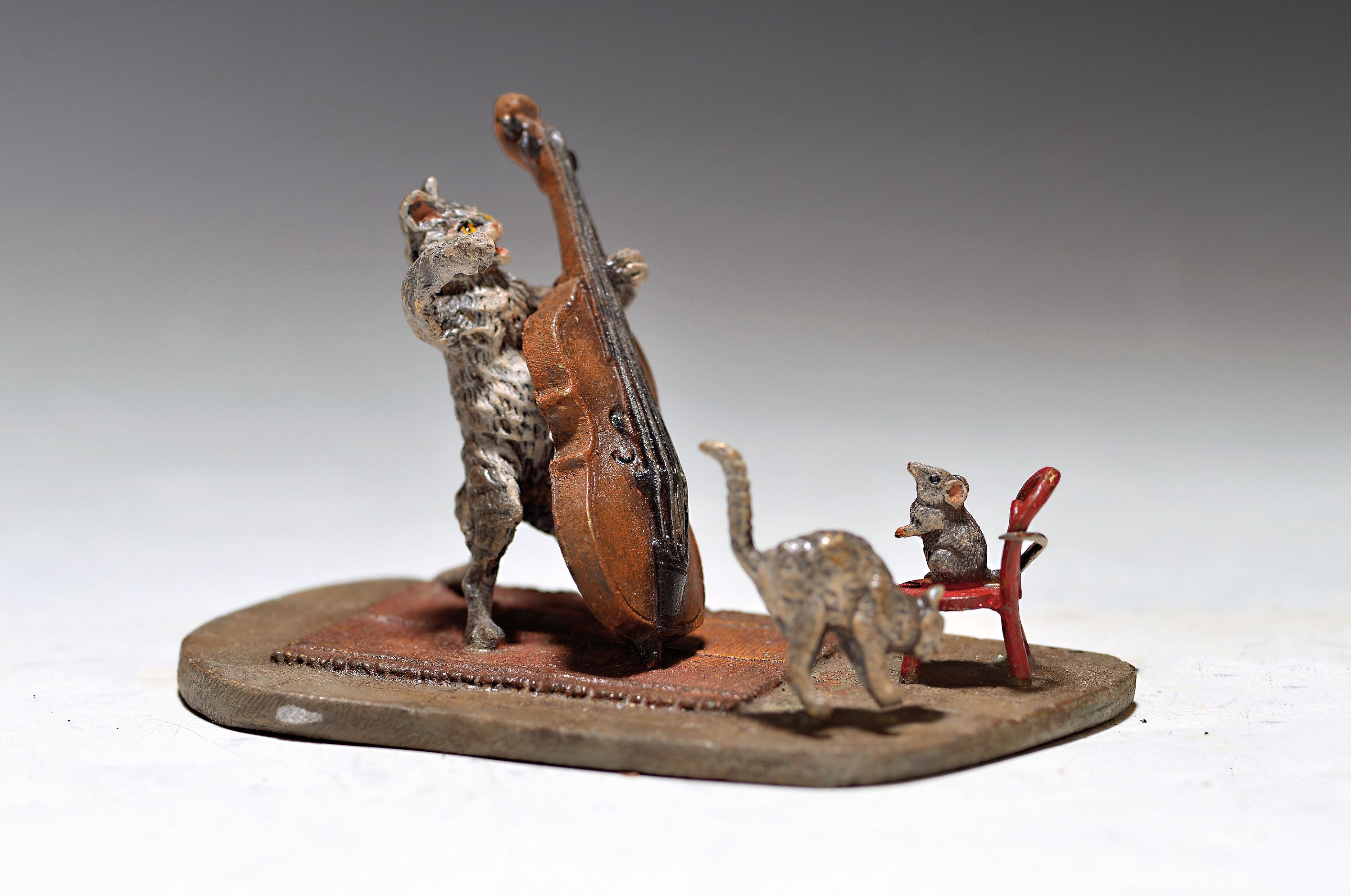 Wiener Bronze, sign. Franz Bergmann, Bass spielende Katze auf Teppich, daneben Maus wird von Kätzchen auf einen Stuhl gejagt, 6x9.5 cm