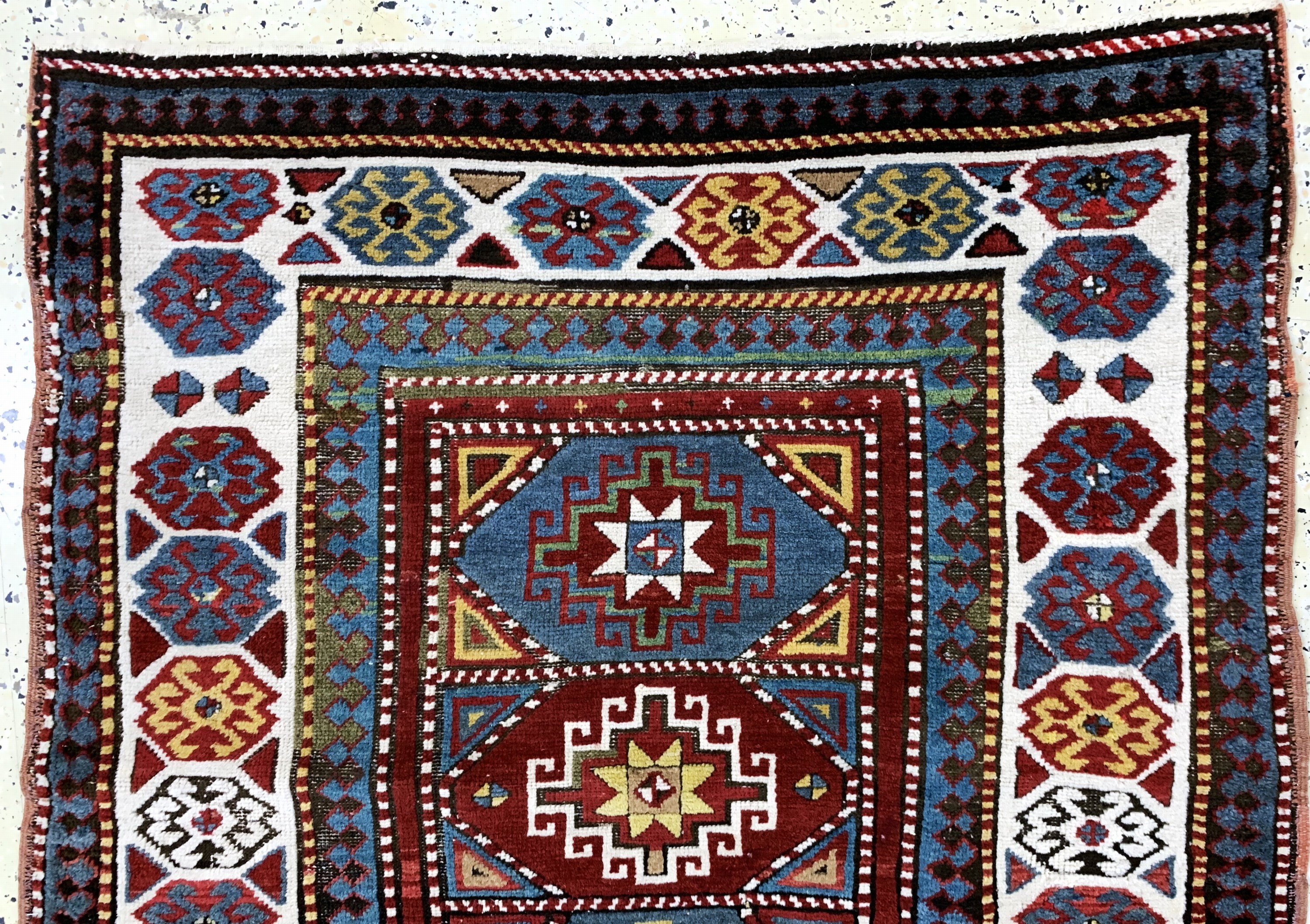 Detail a: Antiker Kazak, Kaukasus, 19.Jhd, Wolle auf Wolle, ca. 280 x 117 cm, EHZ: 3, (Restarierungen)