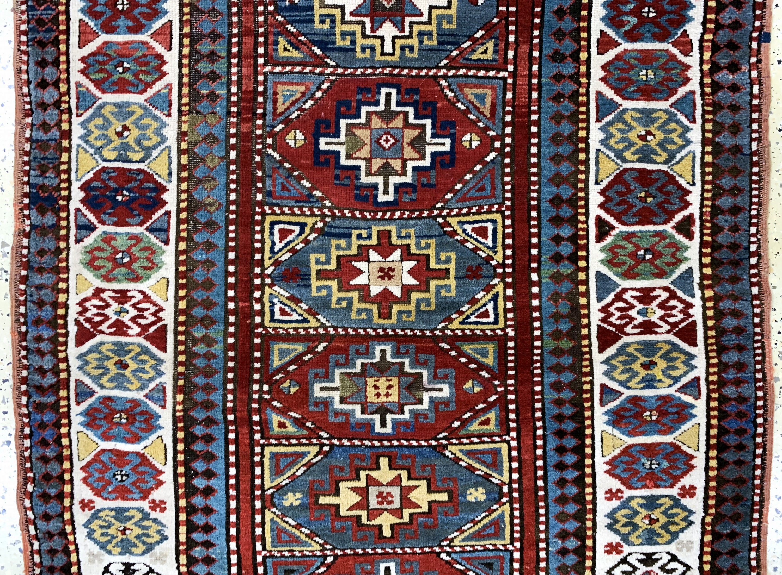 Detail b: Antiker Kazak, Kaukasus, 19.Jhd, Wolle auf Wolle, ca. 280 x 117 cm, EHZ: 3, (Restarierungen)
