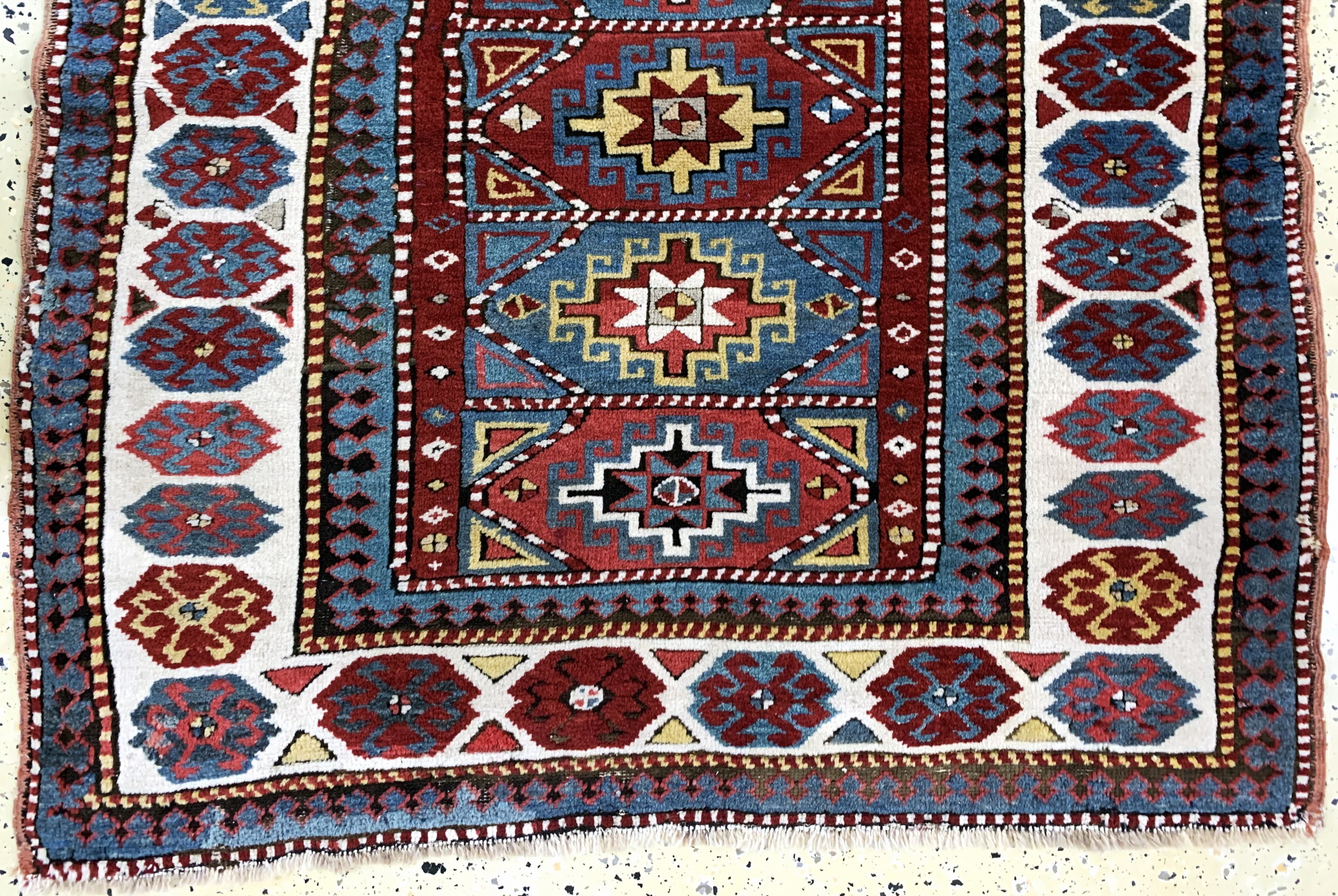Detail c: Antiker Kazak, Kaukasus, 19.Jhd, Wolle auf Wolle, ca. 280 x 117 cm, EHZ: 3, (Restarierungen)