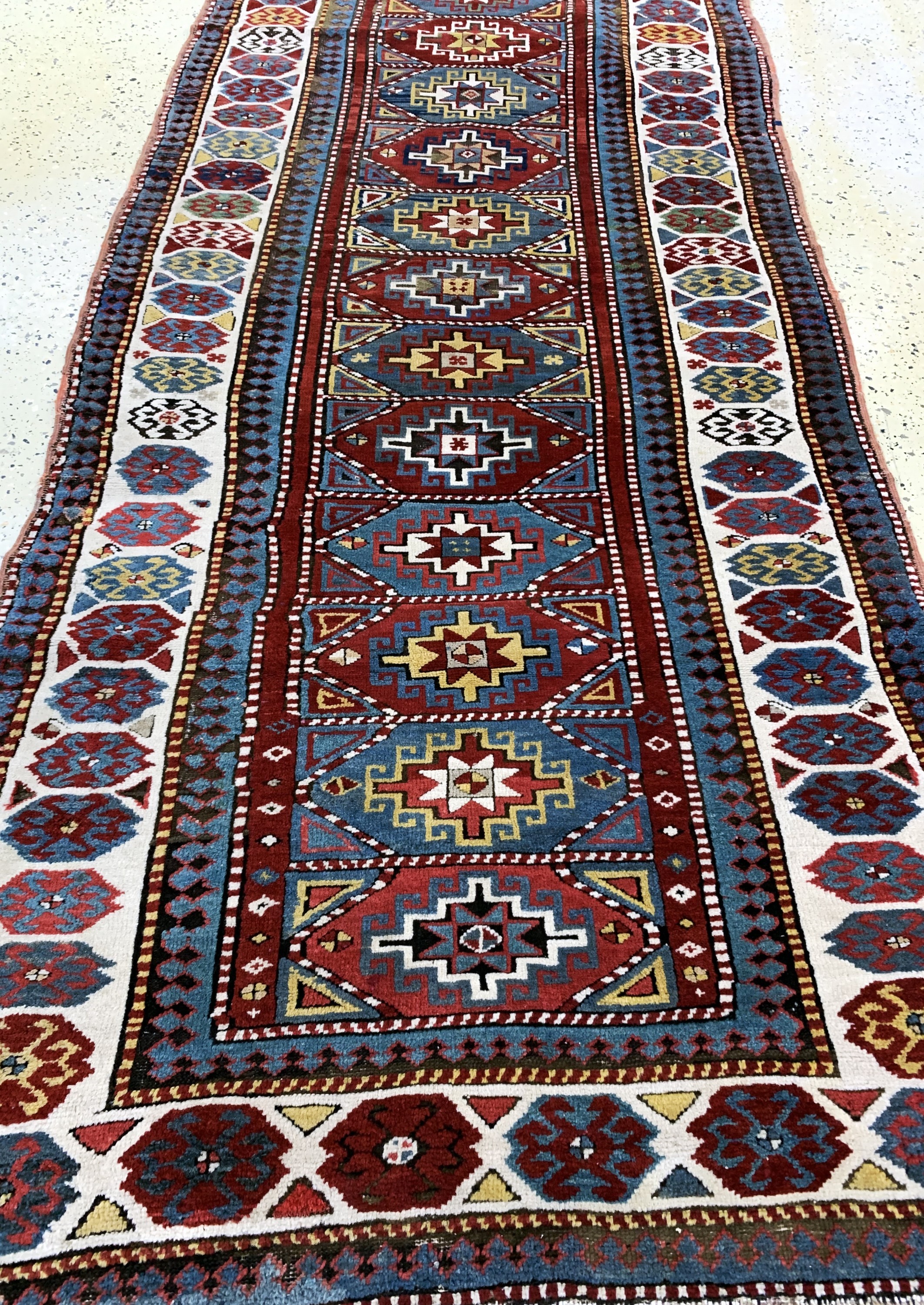 Detail d: Antiker Kazak, Kaukasus, 19.Jhd, Wolle auf Wolle, ca. 280 x 117 cm, EHZ: 3, (Restarierungen)