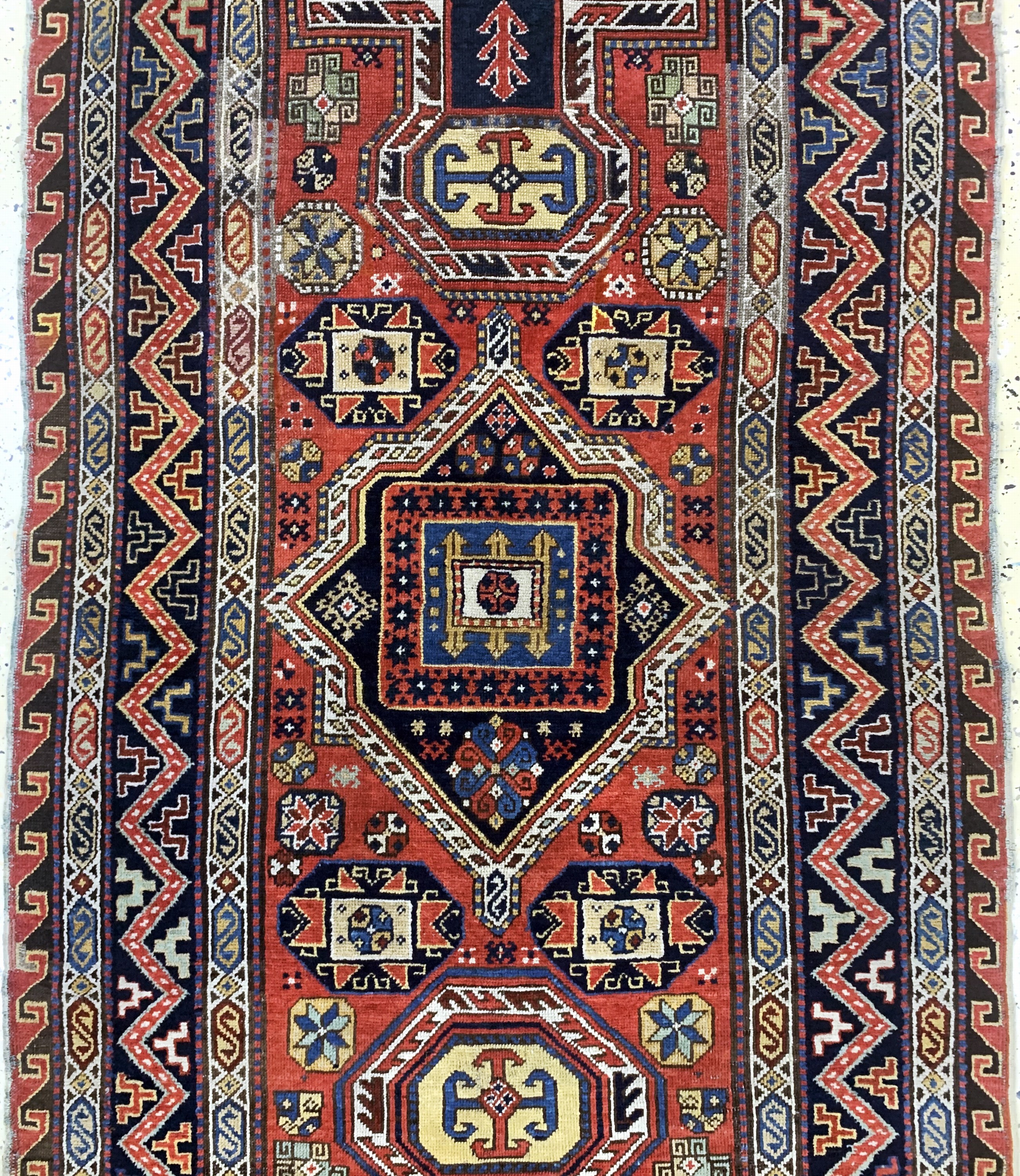 Detail b: Antiker"Shahsawan", Kaukasus, 19.Jhd, Wolle auf Wolle, ca. 350 x 115 cm, EHZ: 2-3, (restauriert)