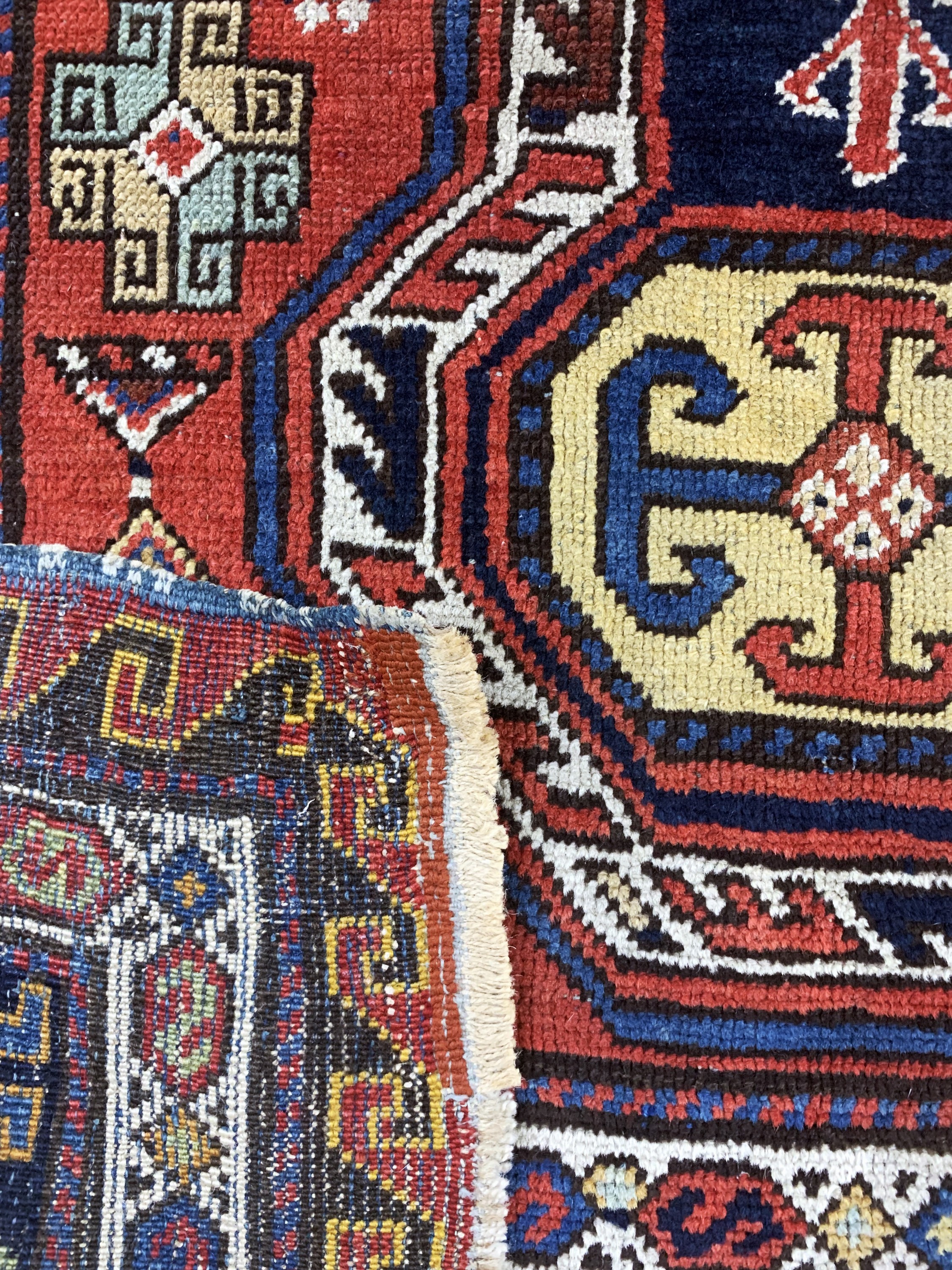 Detail e: Antiker"Shahsawan", Kaukasus, 19.Jhd, Wolle auf Wolle, ca. 350 x 115 cm, EHZ: 2-3, (restauriert)