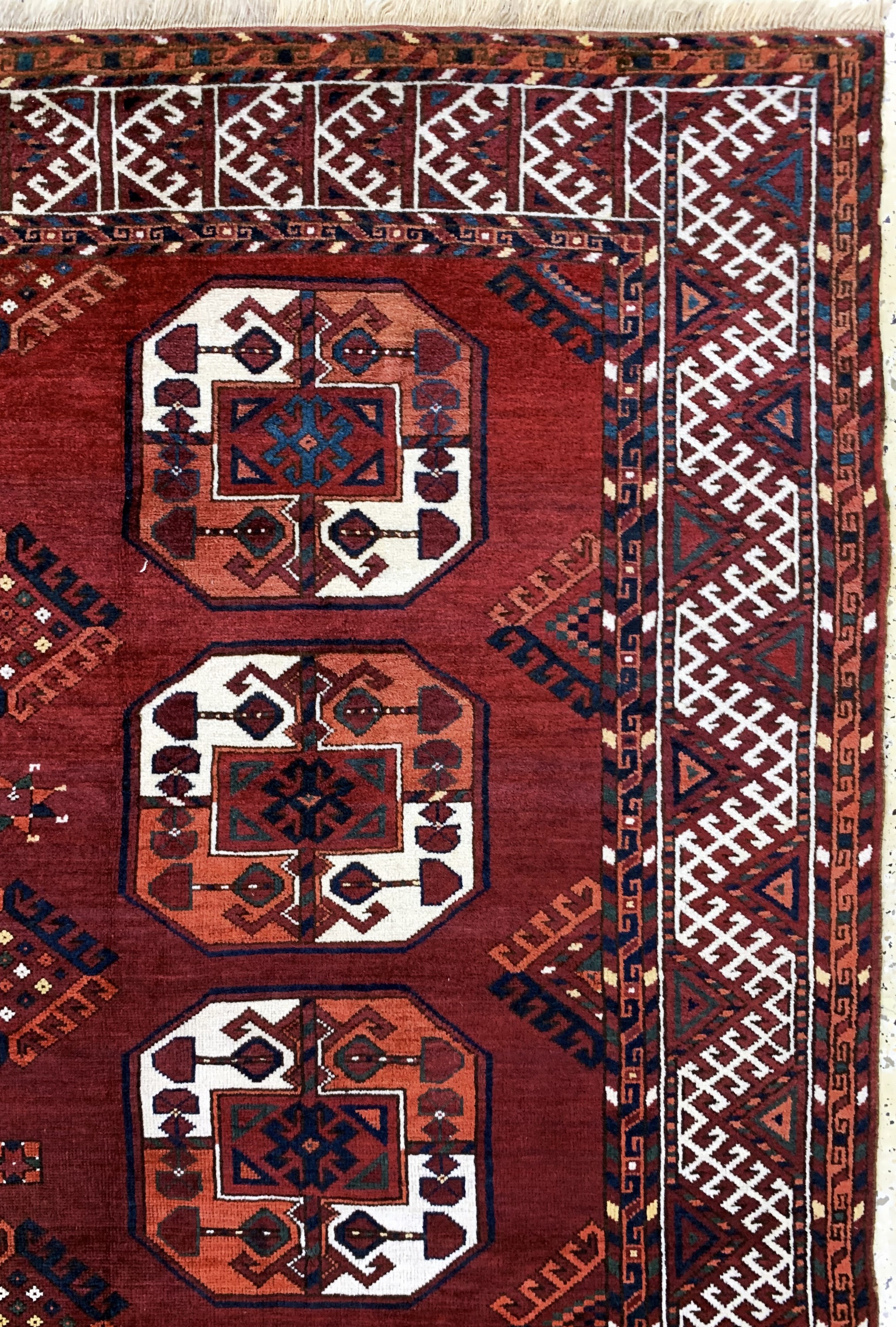 Detail e: Ersari Hauptteppich antik, Turkmenistan, um1900, Wolle auf Wolle, ca. 373 x 235 cm, EHZ: 2-3, (restauriert)