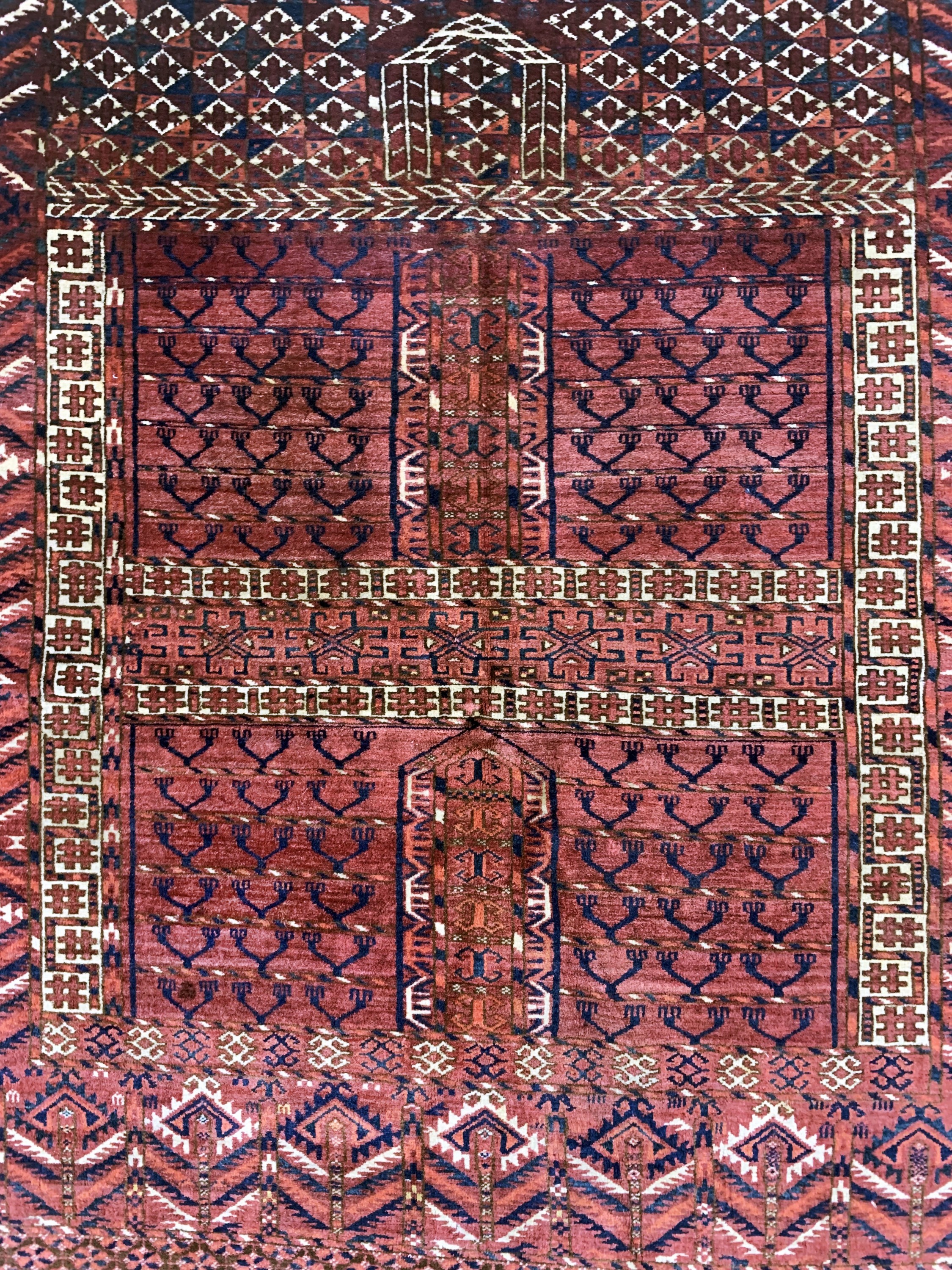 Detail b: Tekke Engsi antik, Turkmenistan, um 1900, Wolle auf Wolle, ca. 140 x 134 cm, EHZ: 2-3