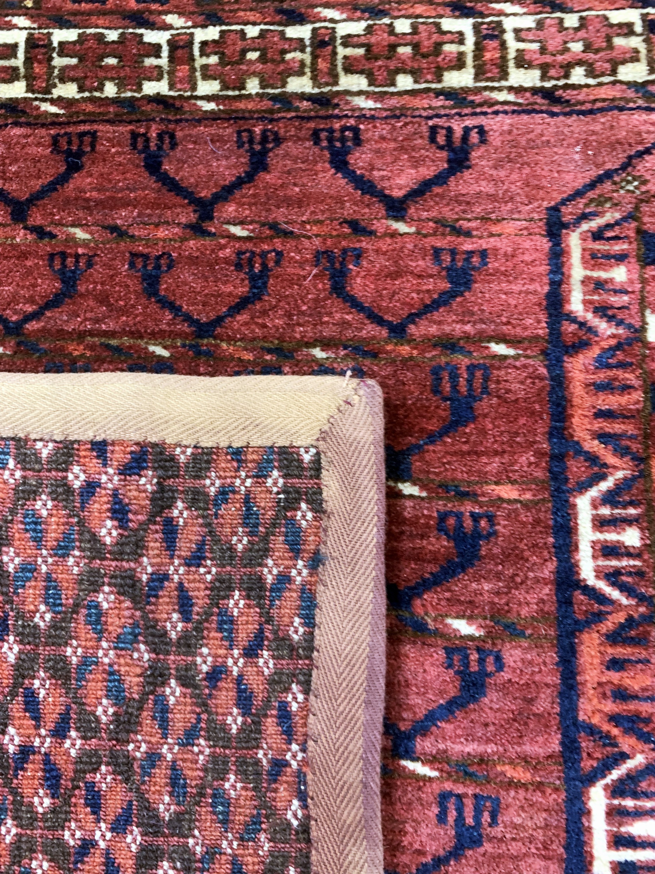 Detail e: Tekke Engsi antik, Turkmenistan, um 1900, Wolle auf Wolle, ca. 140 x 134 cm, EHZ: 2-3