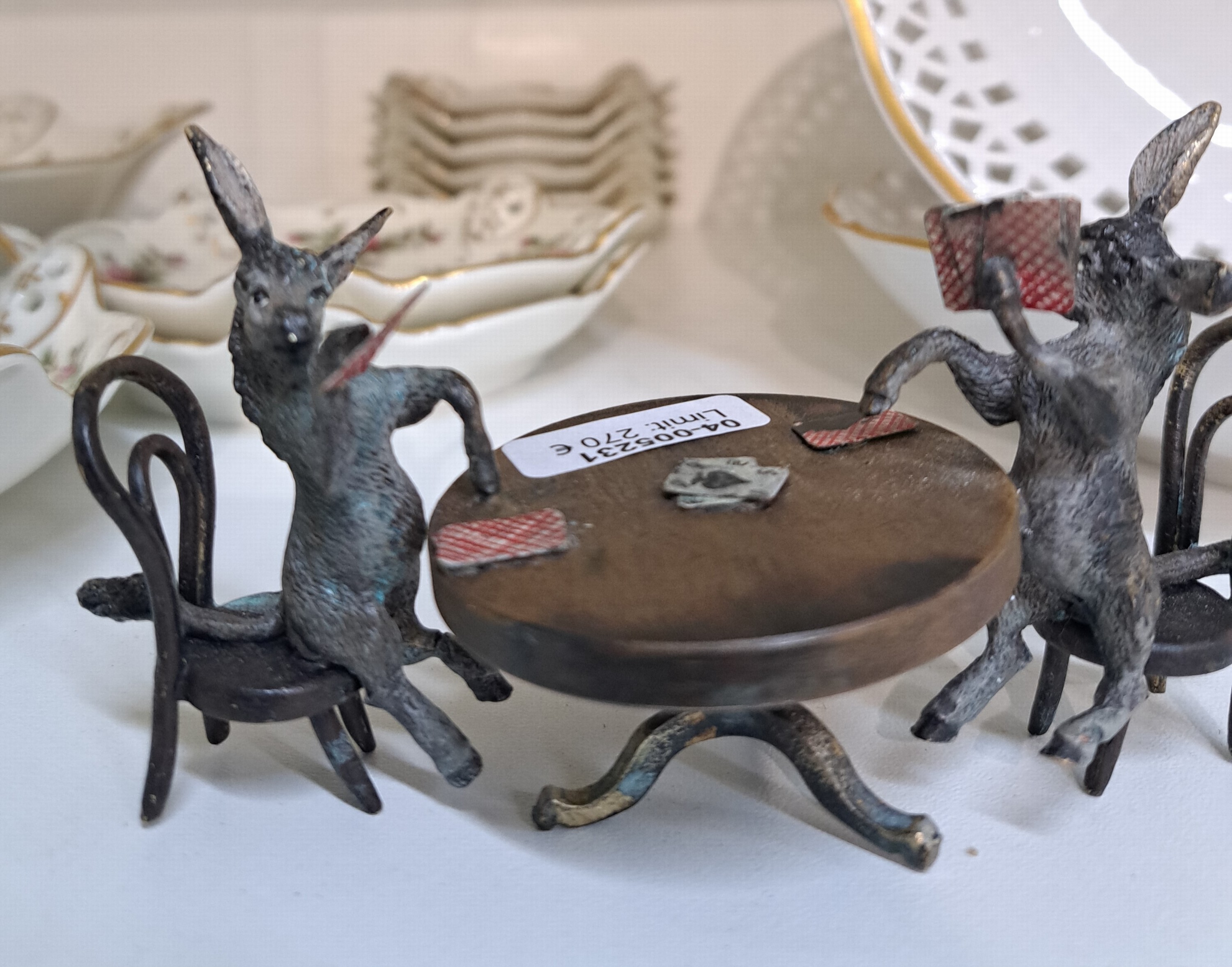 Detail c: Zwei Esel beim Kartenspiel, Wiener Bronze, sign. Bergmann u. Austria, bunt staffiert, ca. 6x11.5x5 cm, Gewicht 171 g