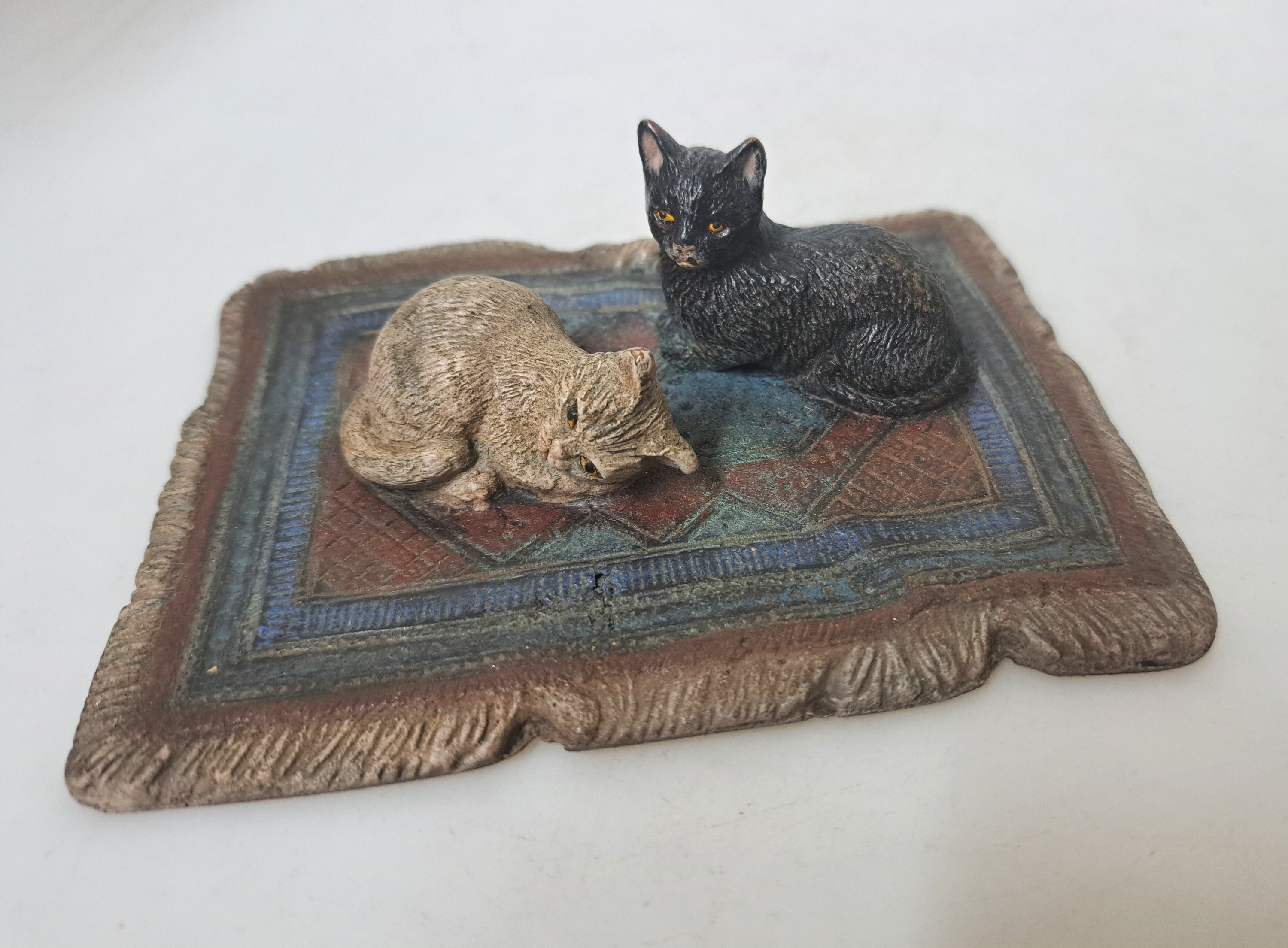 Detail a: Zwei Katzen auf Perserteppich, grosse Wiener Bronze, sign. Franz Bergmann, bunt staffiert, Unterseite mittig sign., H.ca. 8 cm