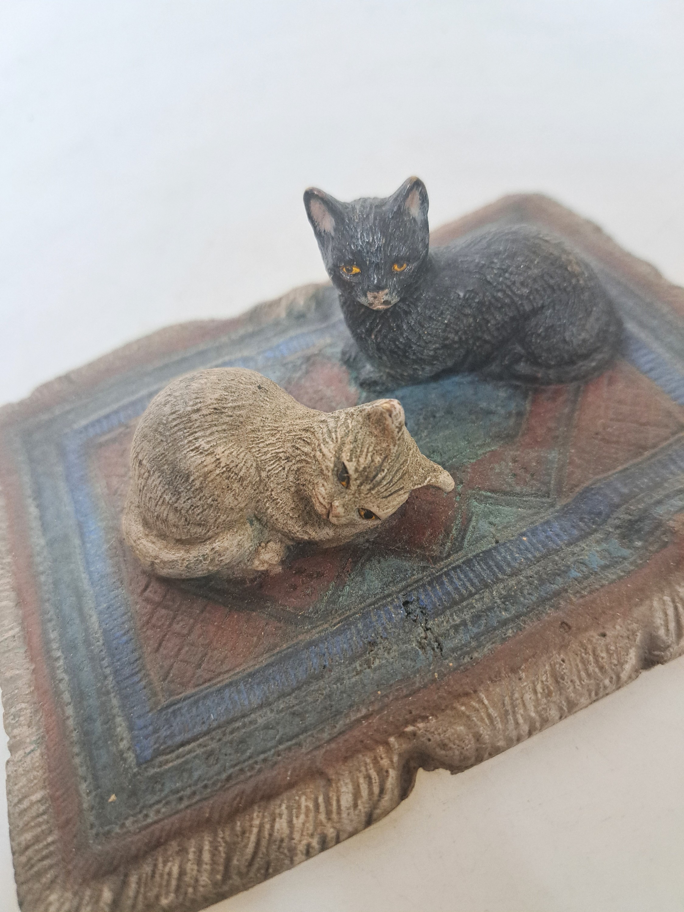 Detail b: Zwei Katzen auf Perserteppich, grosse Wiener Bronze, sign. Franz Bergmann, bunt staffiert, Unterseite mittig sign., H.ca. 8 cm