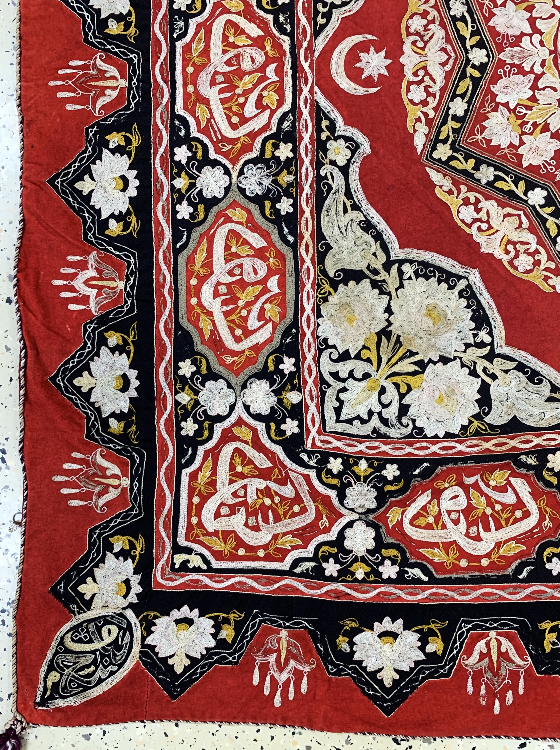 Detail b: Osmanische Stickerei antik, um 1900, Seide beschtickt auf Samt, ca. 152 x 151 cm, EHZ: 2