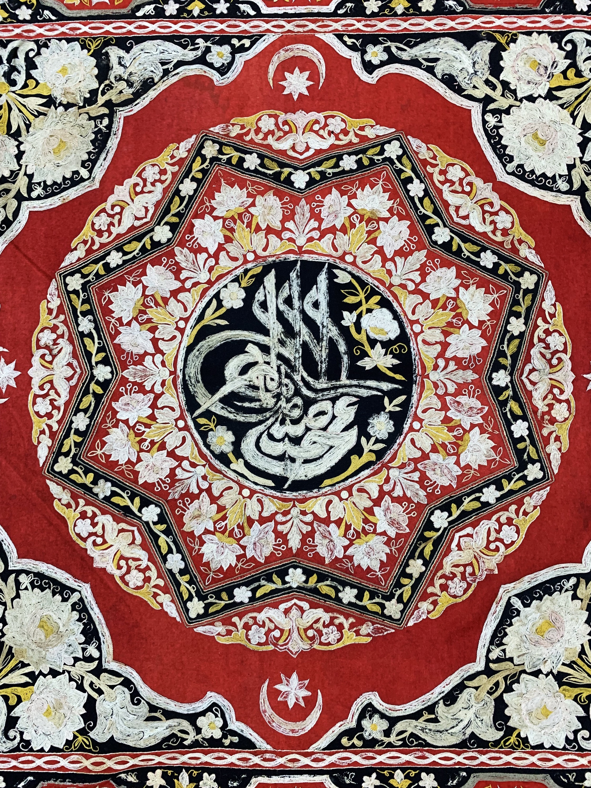 Detail c: Osmanische Stickerei antik, um 1900, Seide beschtickt auf Samt, ca. 152 x 151 cm, EHZ: 2