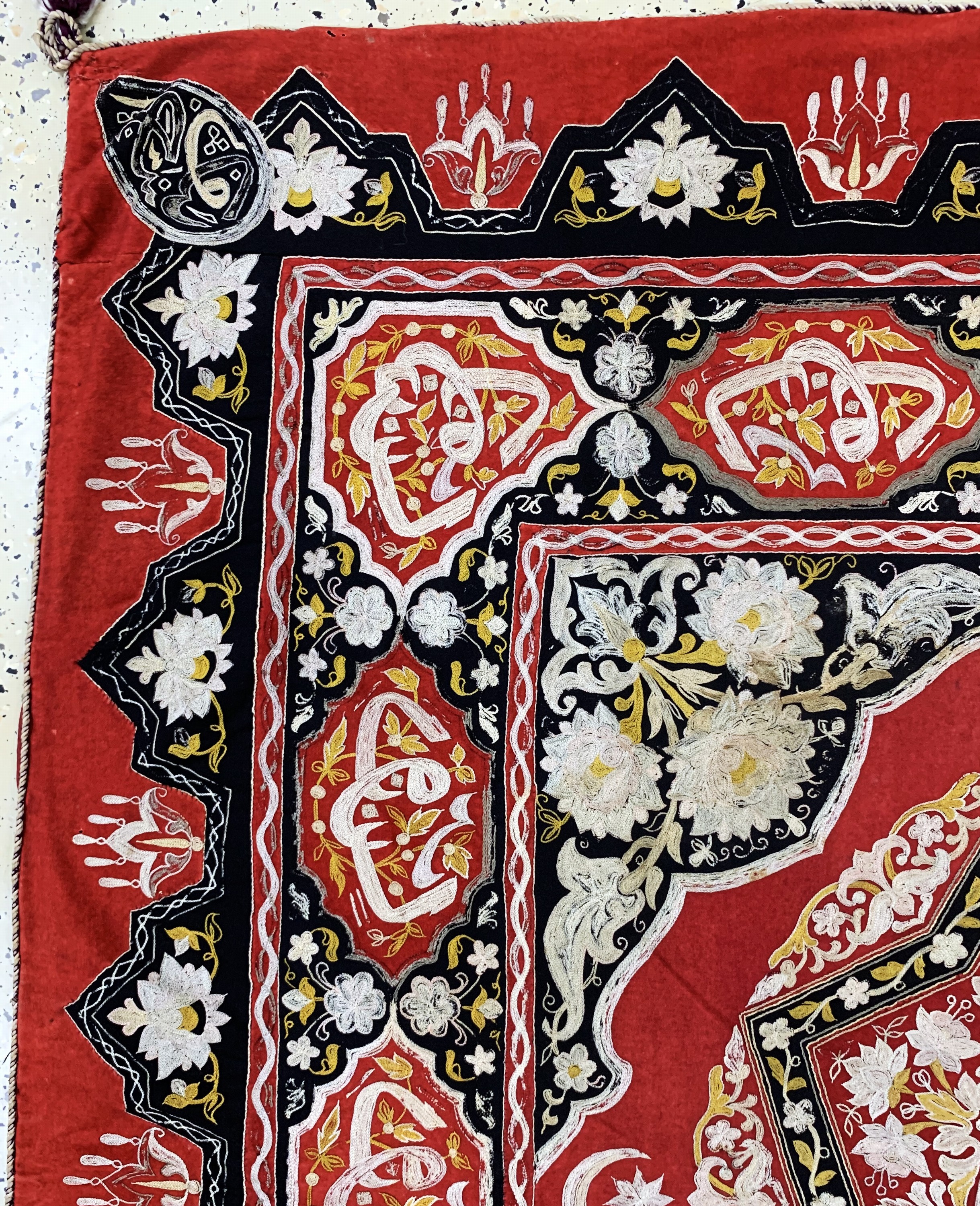 Detail d: Osmanische Stickerei antik, um 1900, Seide beschtickt auf Samt, ca. 152 x 151 cm, EHZ: 2