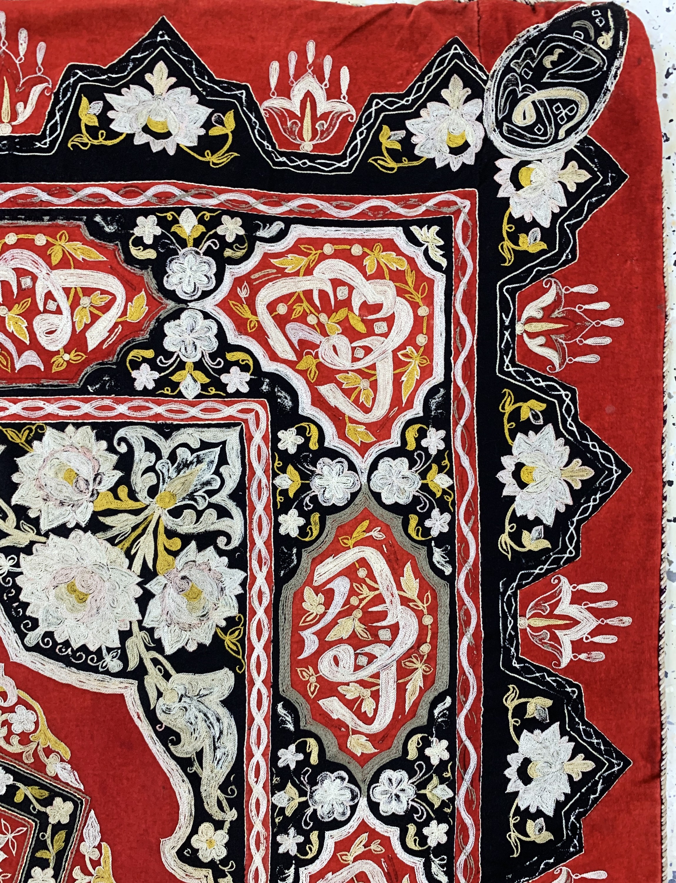 Detail e: Osmanische Stickerei antik, um 1900, Seide beschtickt auf Samt, ca. 152 x 151 cm, EHZ: 2