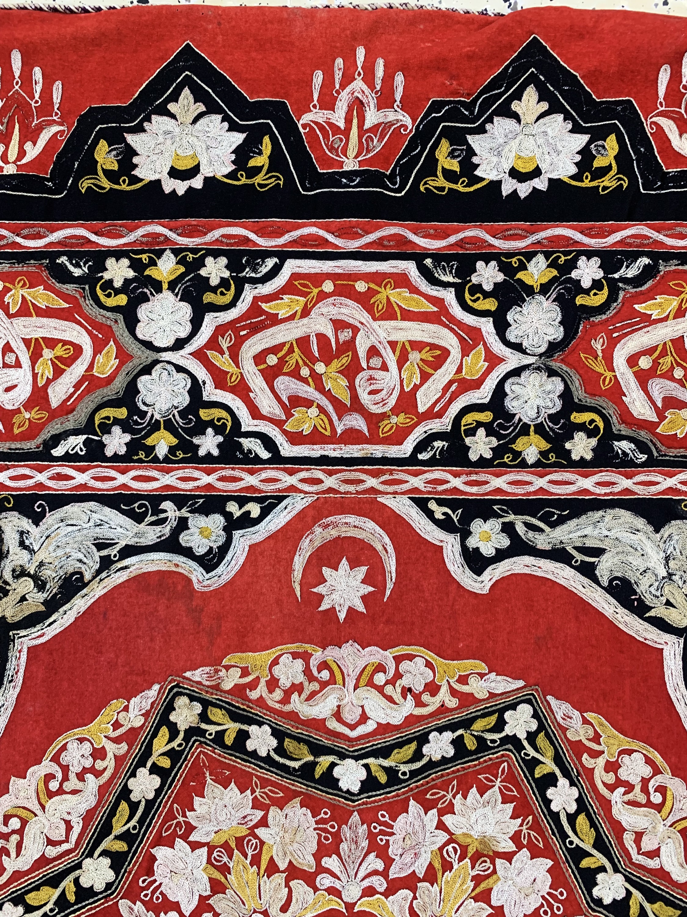 Detail f: Osmanische Stickerei antik, um 1900, Seide beschtickt auf Samt, ca. 152 x 151 cm, EHZ: 2