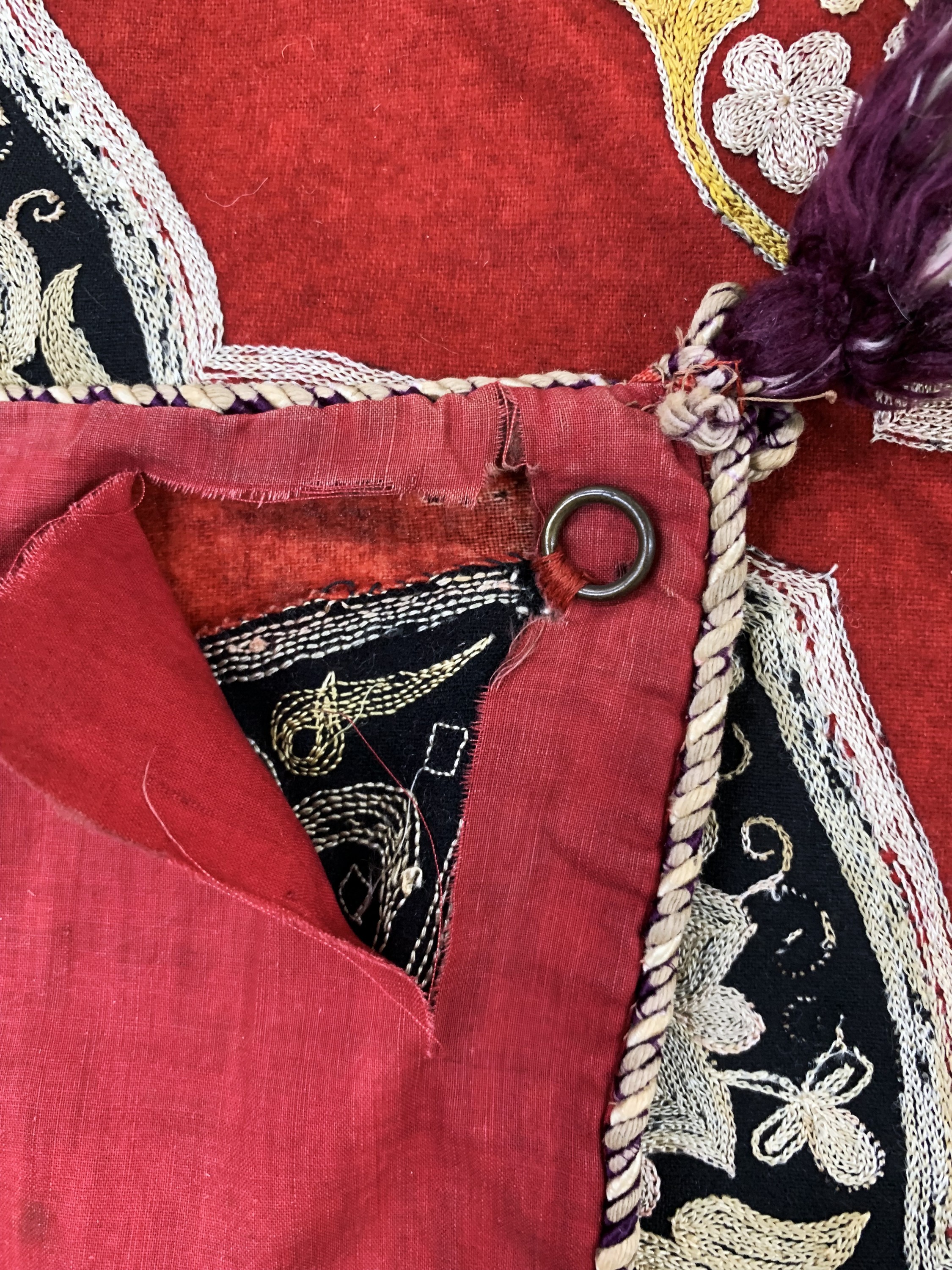 Detail g: Osmanische Stickerei antik, um 1900, Seide beschtickt auf Samt, ca. 152 x 151 cm, EHZ: 2